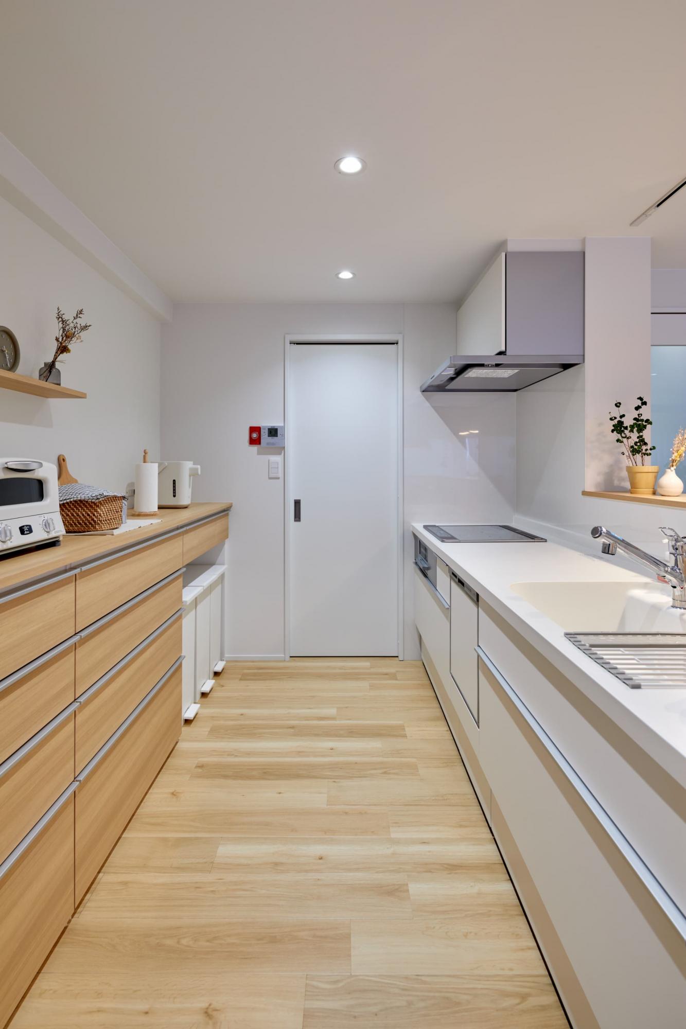 カップボードは面材や天板を交換し、造作感を出しつつもコストダウンに成功。敢えてキッチン本体と色味を変えてデザインしています。