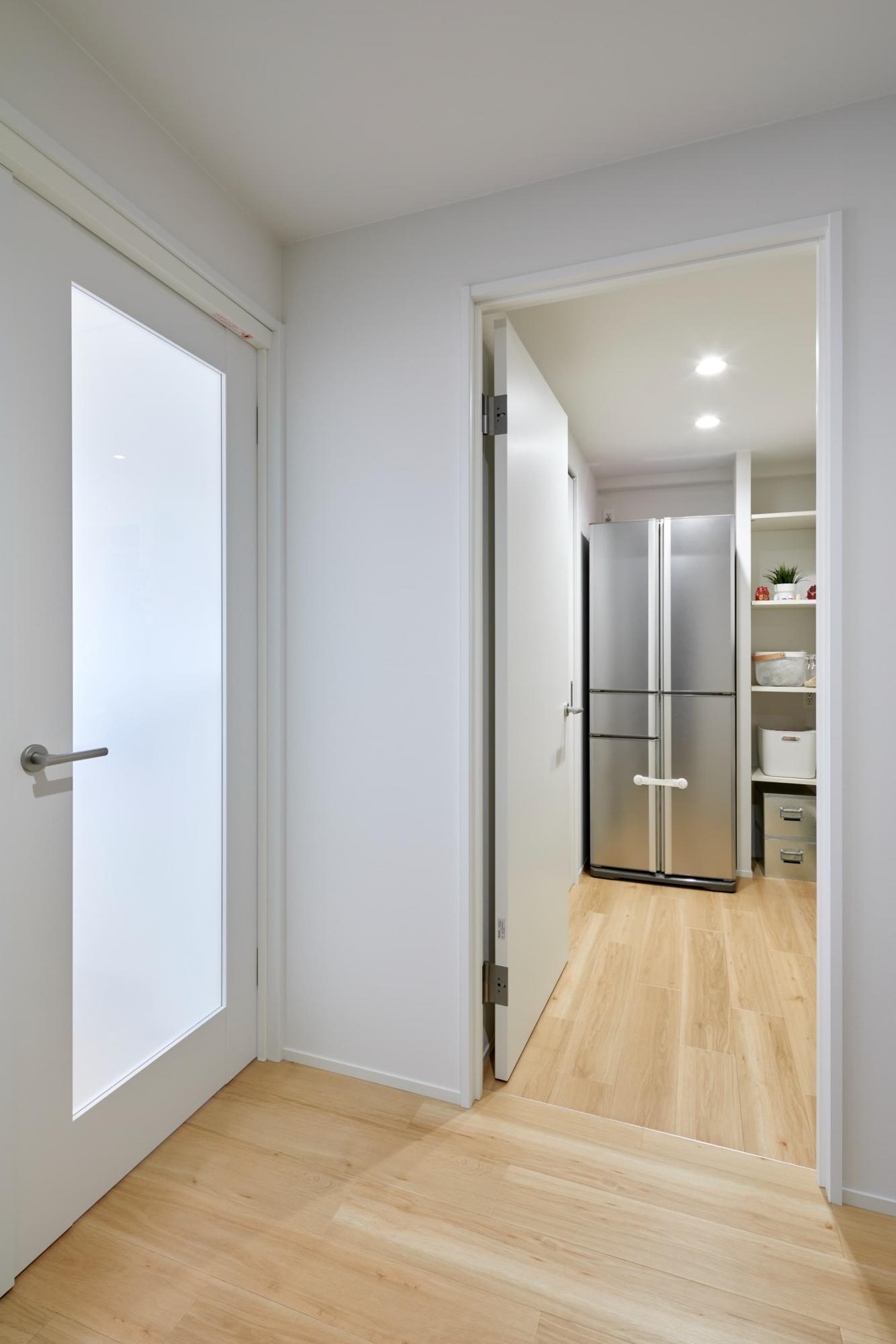 玄関→パントリー→キッチンという動線で、買い物から帰ってきたときもスムーズに片づけられます。