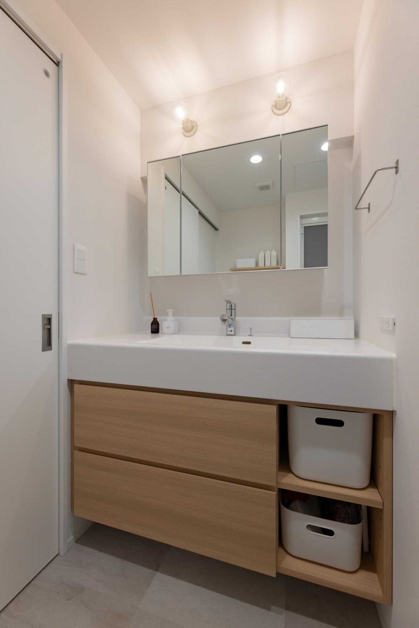 ストック品は引き出し、毎日使うドライヤーはオープン収納へと、物の使用頻度によって収納も上手に使い分け。収納する物が変わってもジャストフィットするように、オープン収納は可動式にしています。