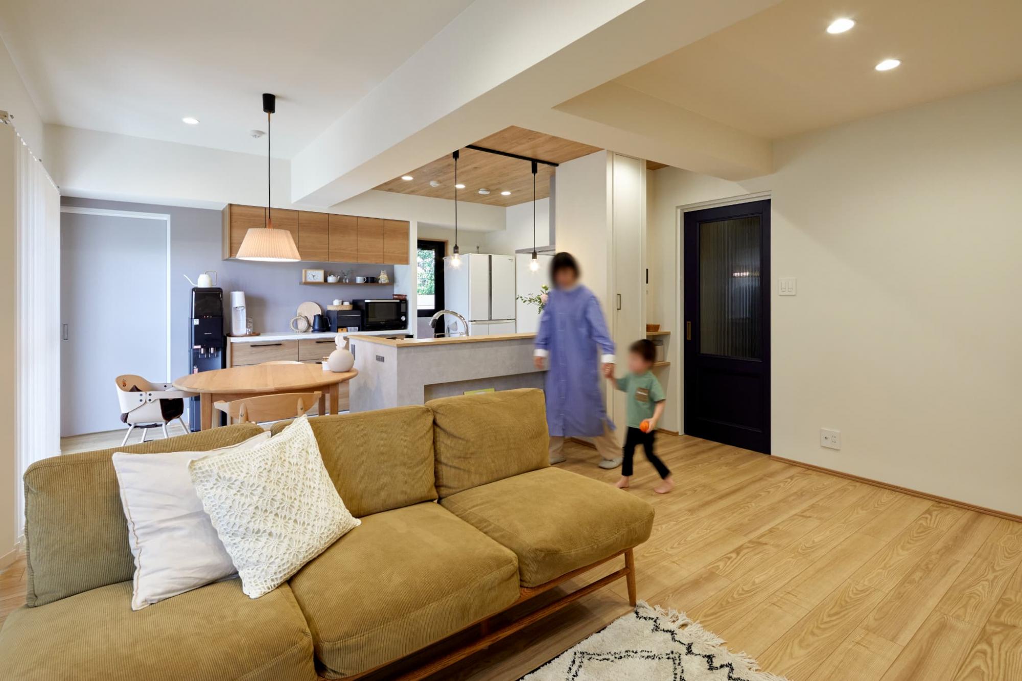 柔らかな色合いでぼやけて見えないように、グレージュカラーのキッチン腰壁でアクセントをつけています。