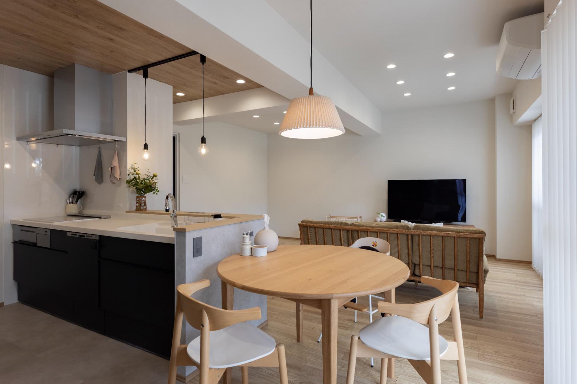 キッチンが広く開放的になったことで、お子さまと一緒に料理をしたり、キッチンから家族の様子がよく見えるようになりました。