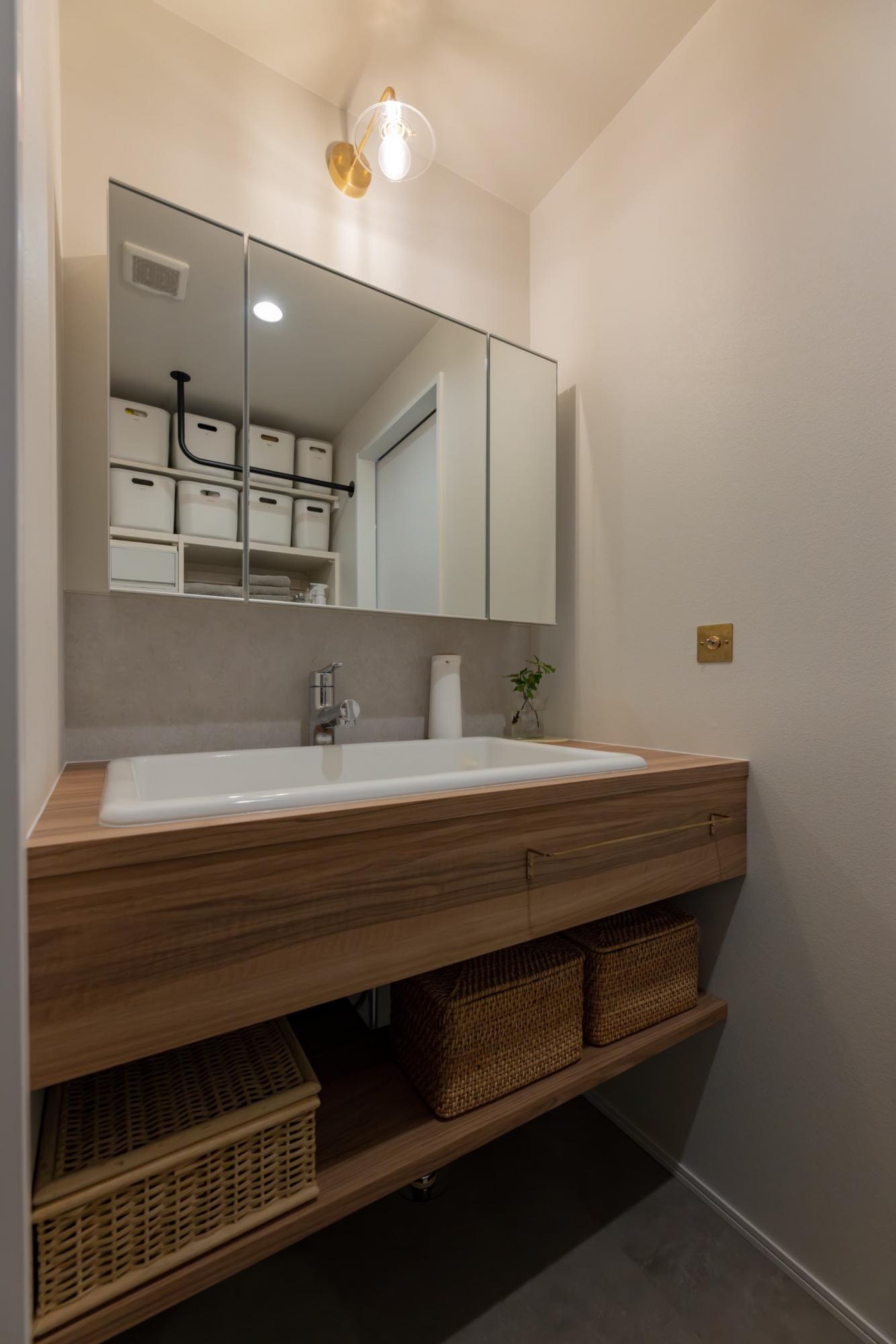 造作洗面台は、つけ置き洗い用のバケツを置いても余裕の広さがある病院用シンクを採用。