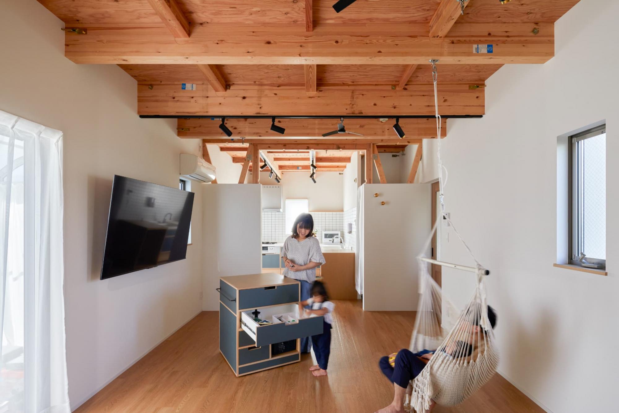 「cost-effective リノベでみせる大空間での最大値」のリビングダイニング