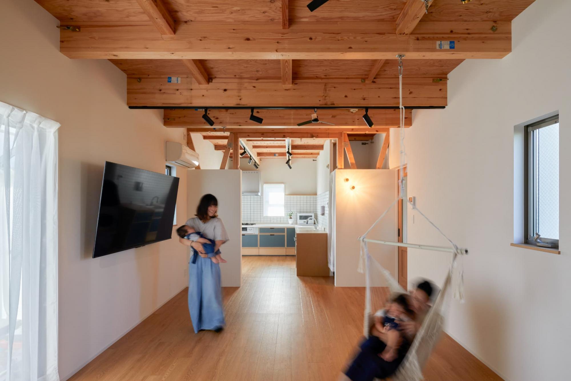 現しになった梁に金具を付けハンモックを吊るすなど、アレンジは自由自在。