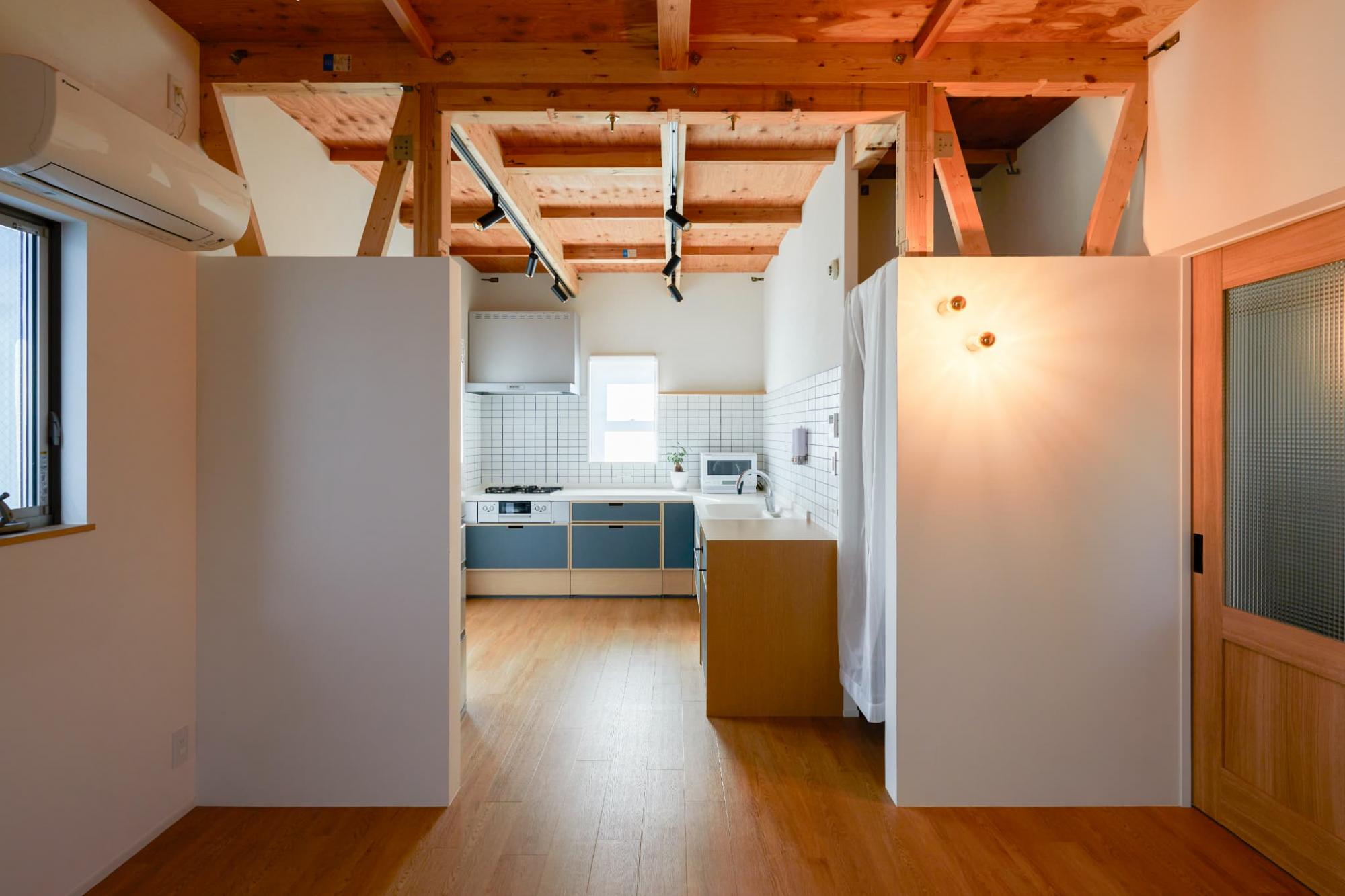 既存の筋交いをみせ、抜け感を演出。シンメトリーに魅せるようなデザインで、空間に安定感や美しさをもたらします。