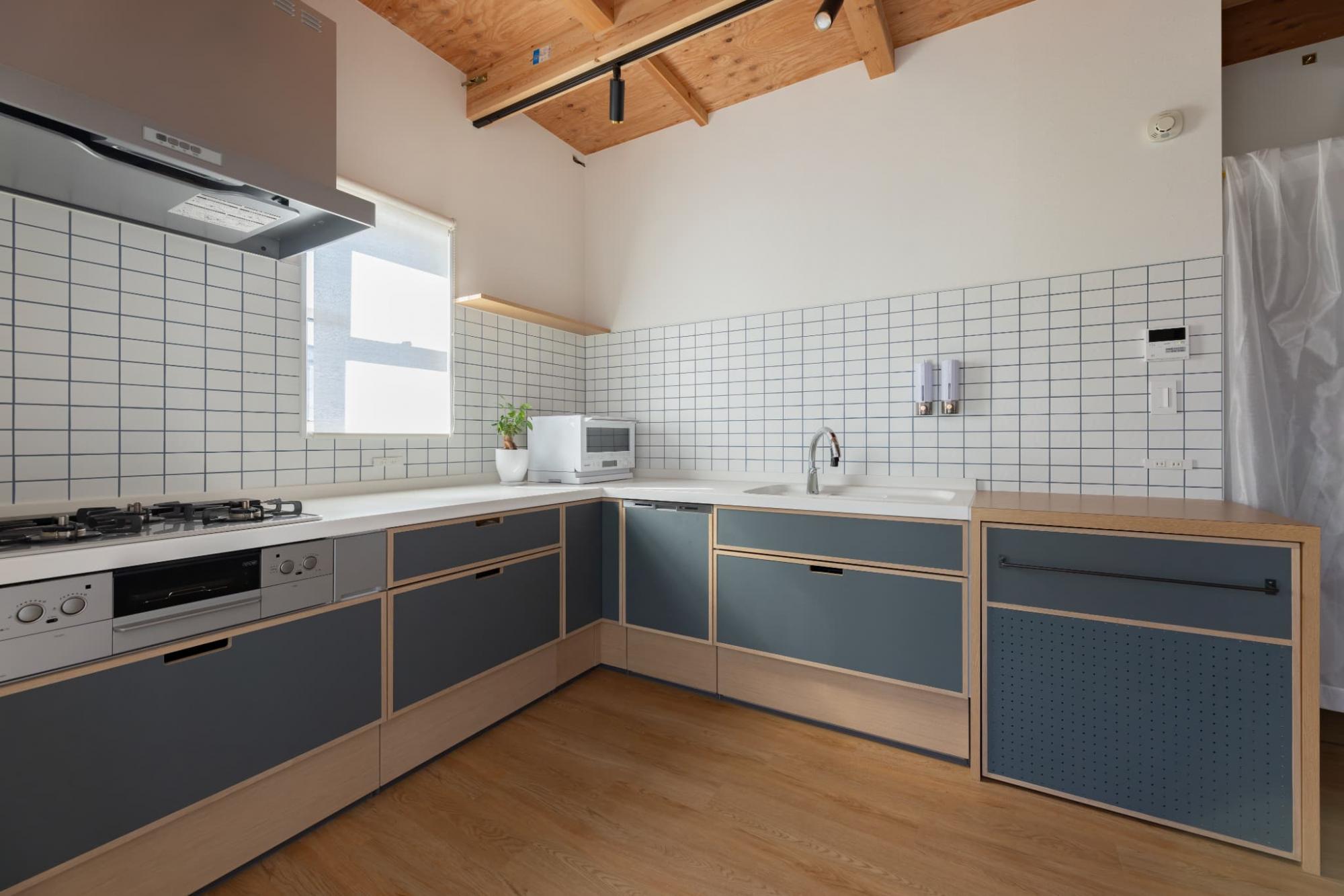 リノリウム面材に回したナチュラルな木枠は、LDK空間により馴染みます。