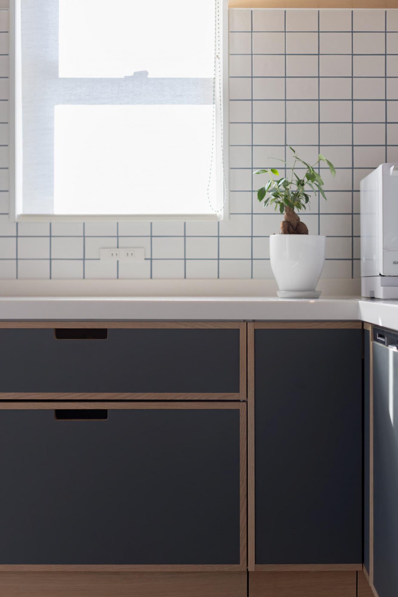 壁のタイルの目地も青色で統一してデザインすることで、広い空間でも視認性を高め存在感を引き立てます。