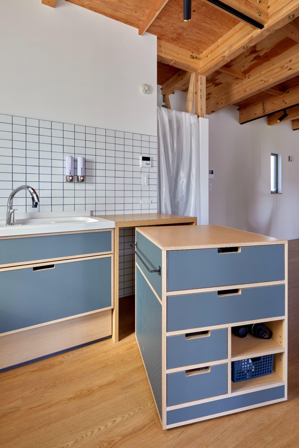 中のワゴンが引き出せ、リビング空間でもテーブル兼収納として使用できる優れもの。