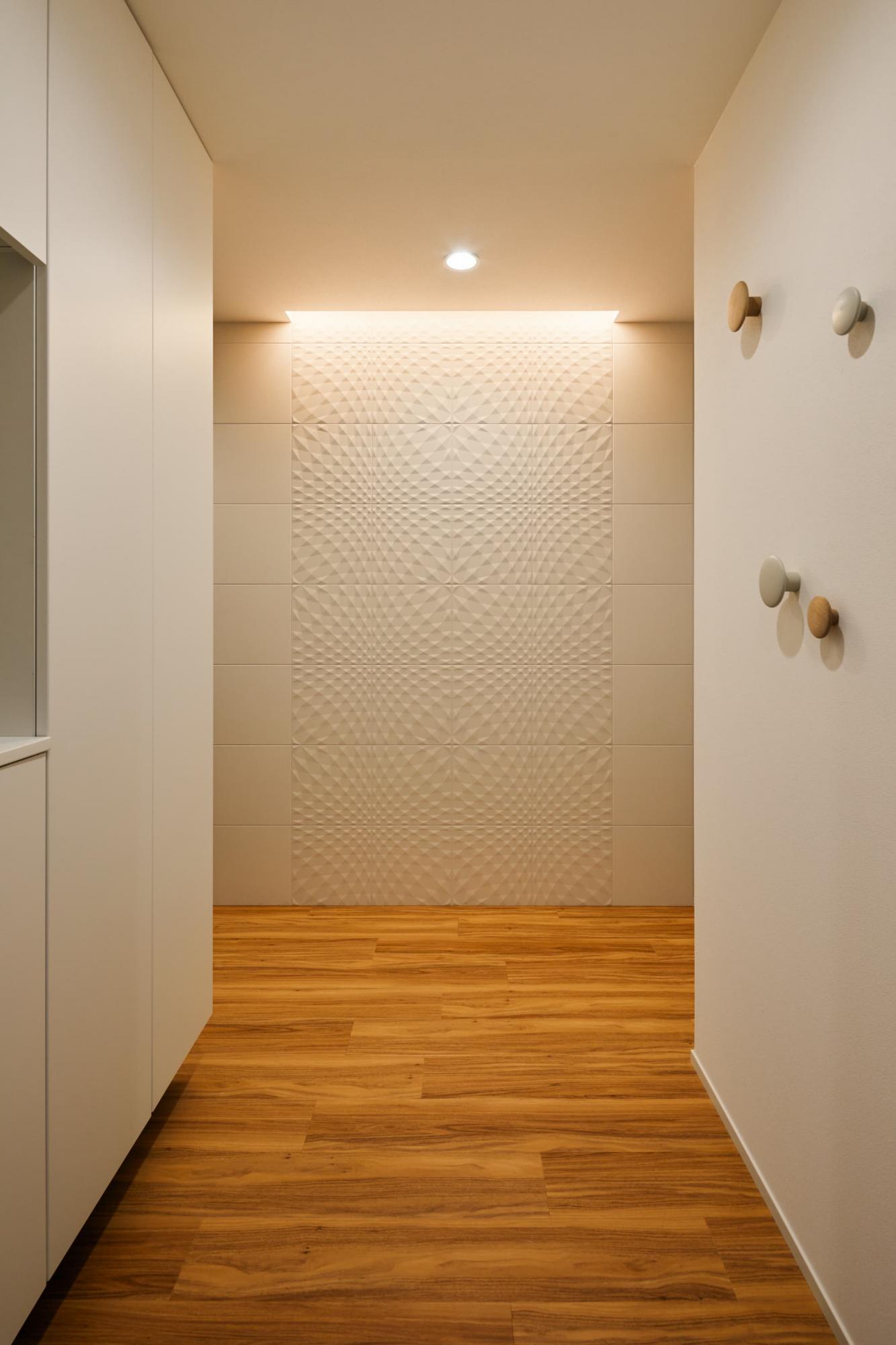 上部には間接照明を設け、お洒落な玄関ホールが完成しました。