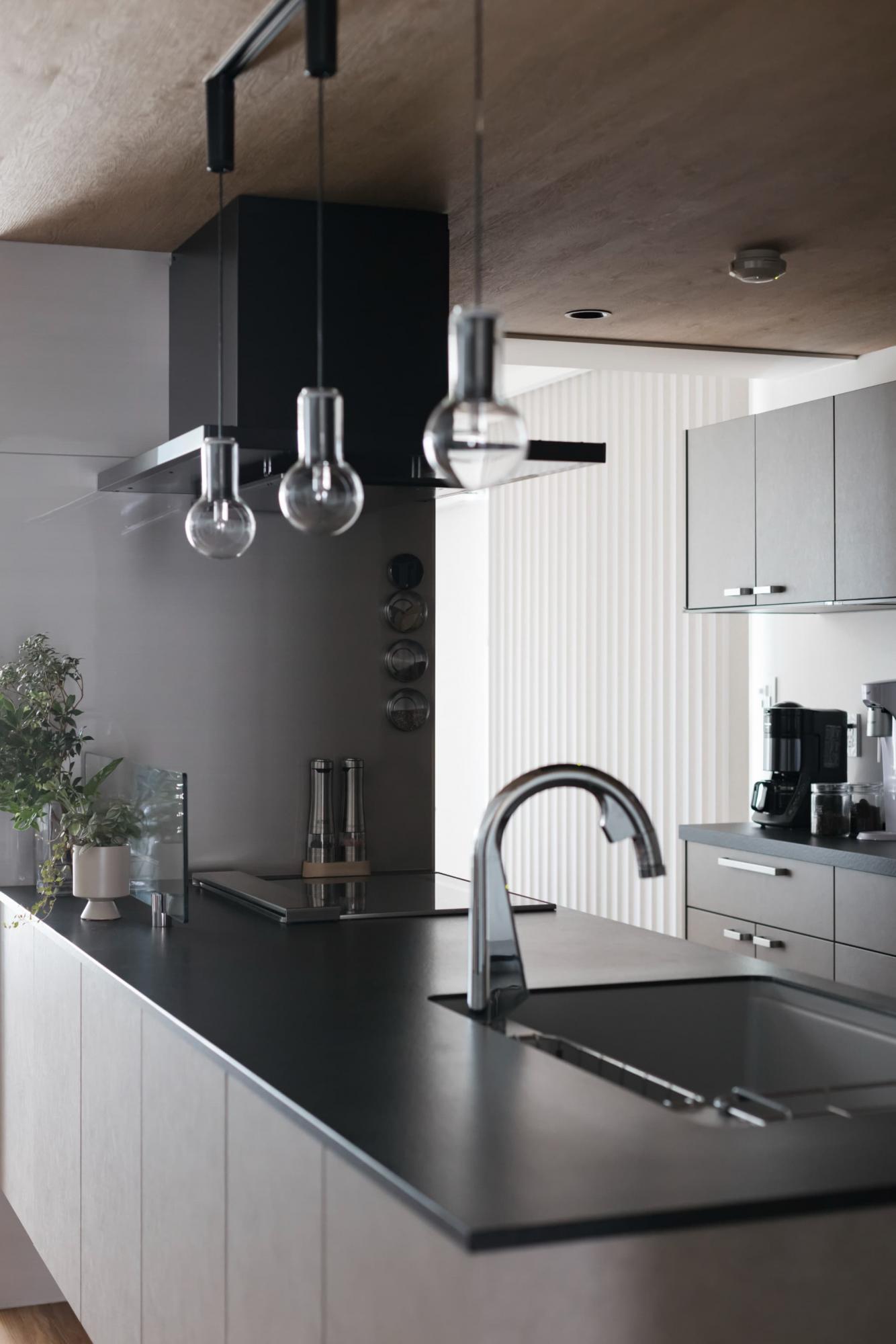 キッチンの広さと使いやすさを重視するため、アイランド風のペニンシュラ型キッチンを配置。