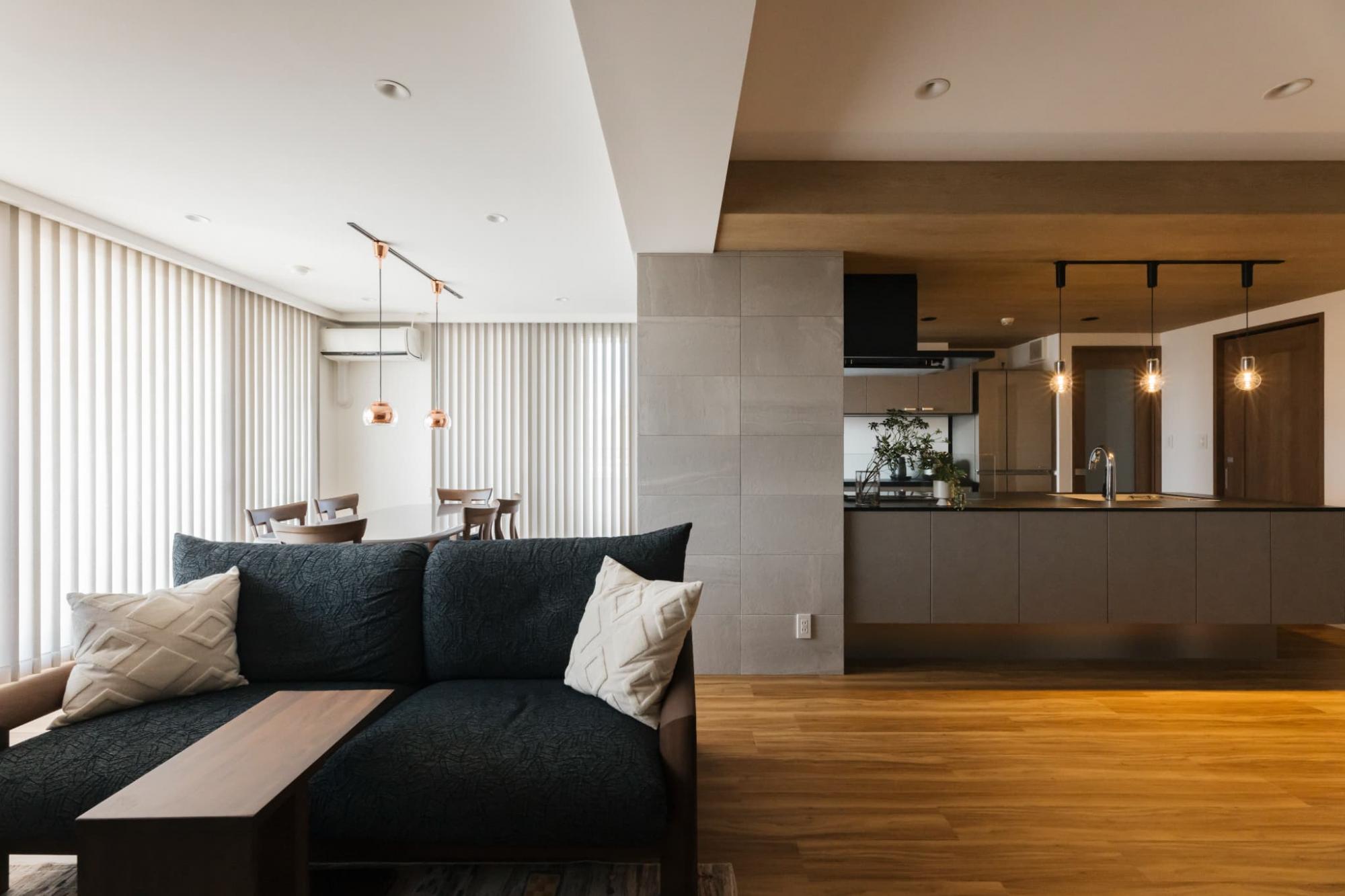 「快適で穏やかな時間流れる大人モダンリノベ」のリビングダイニング