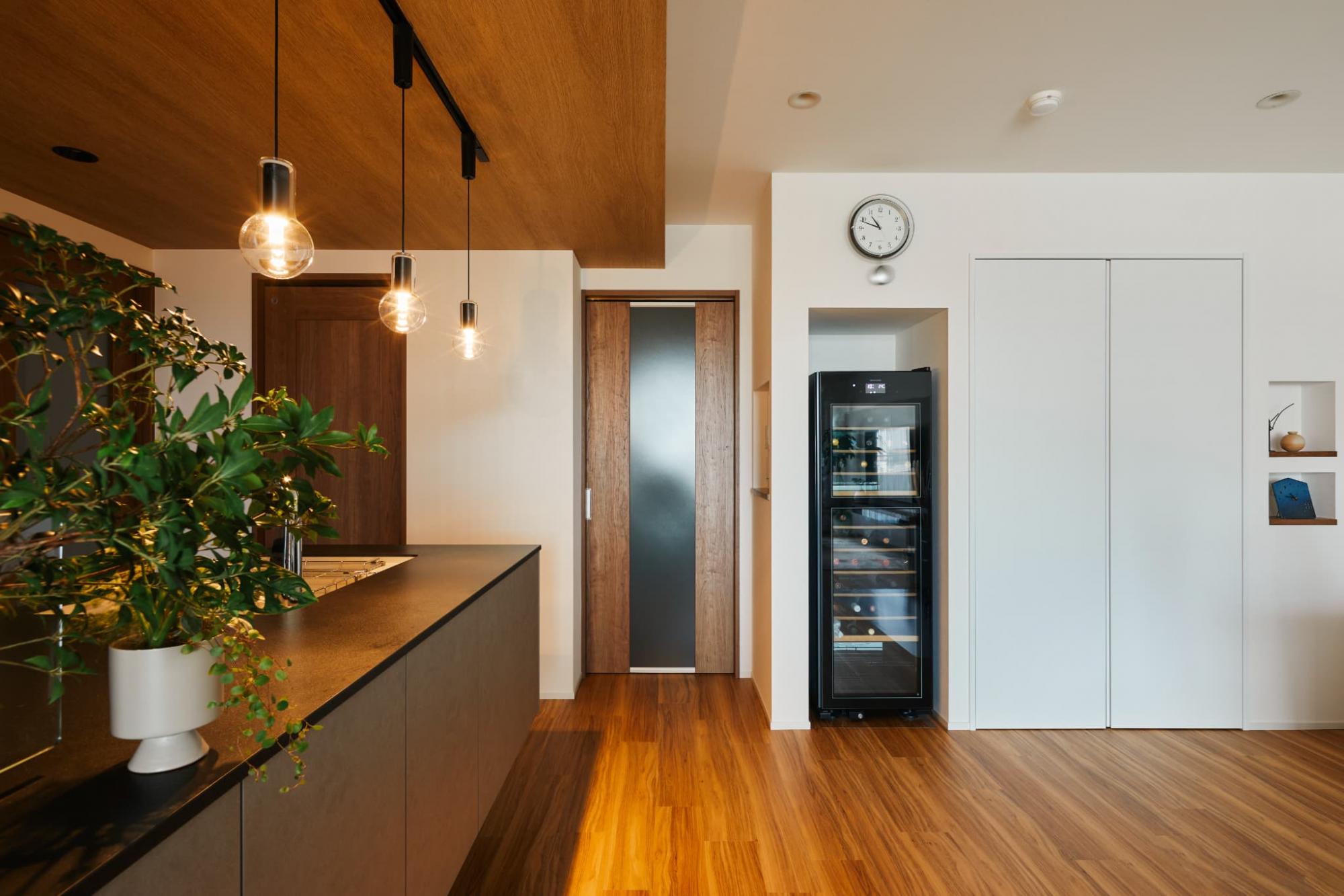 キッチン天井は、木目柄のクロスを施したことで間延びせず、空間のアクセントに。