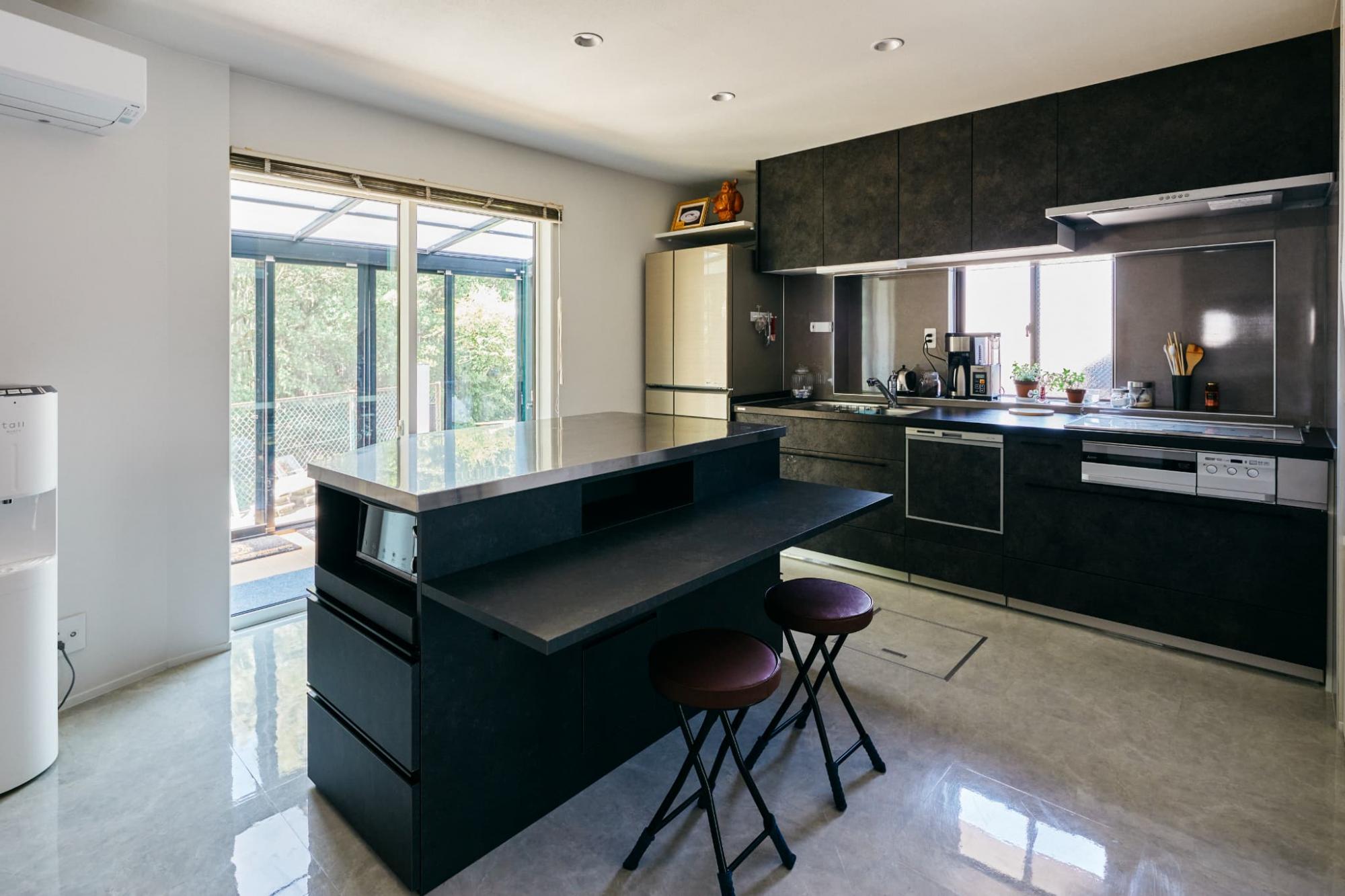 スタイリッシュな5面造作カウンターを製作。交換したばかりだったキッチンと似た色の面材を使用することで、空間に統一感が生まれました。