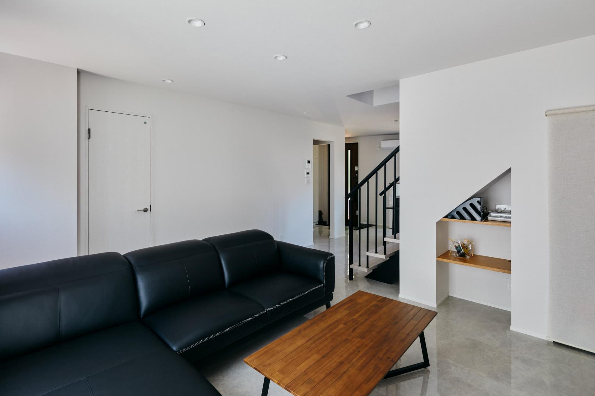 床や壁は白を基調に、キッチンの色に合わせて黒でアクセントを。モノクロでシックな雰囲気を演出しています。