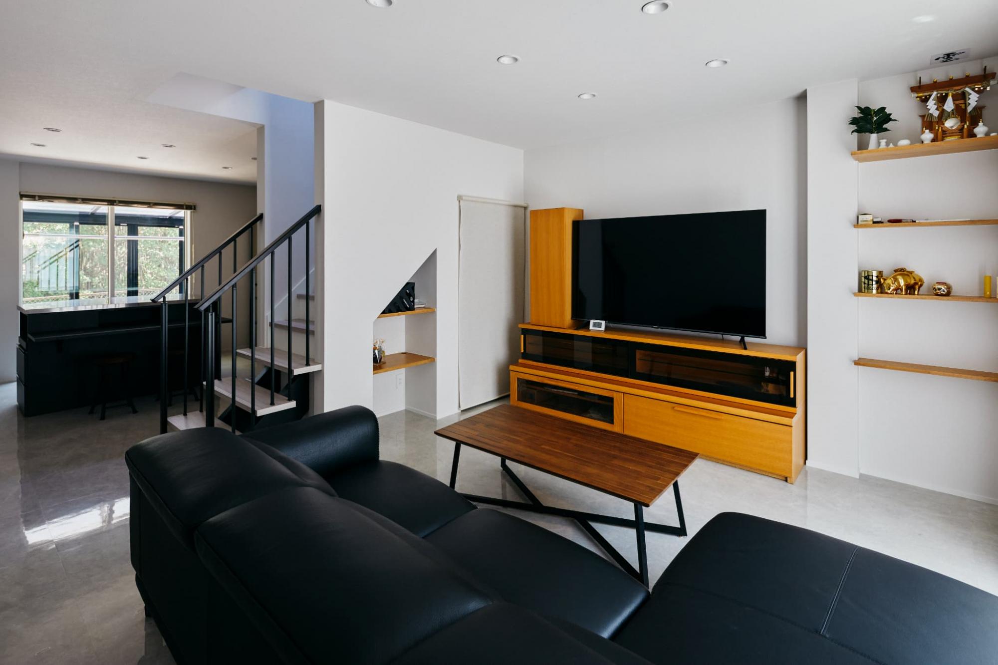 一階のリビングとキッチン、洋室の壁を撤去し、階段を一部スケルトンにすることで広々とした空間をつくりました。