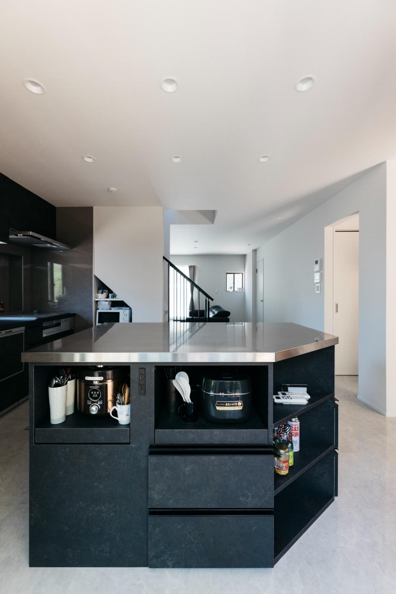 物が多くなりがちなキッチンも、収納場所が決まることでスッキリ片付きます。