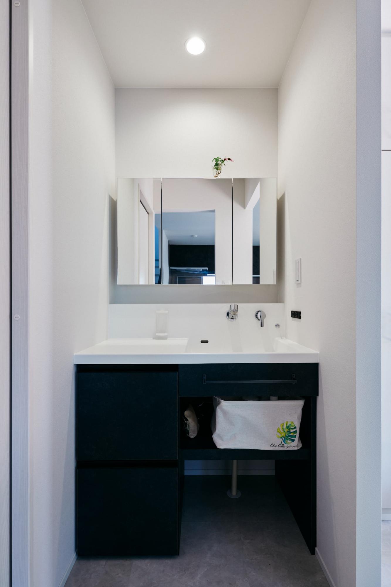 カウンターと洗面ボウルが一体化しているものを選定。収納部分はキッチンと同じ面材で製作することで、LDKから見えても雰囲気を崩しません。