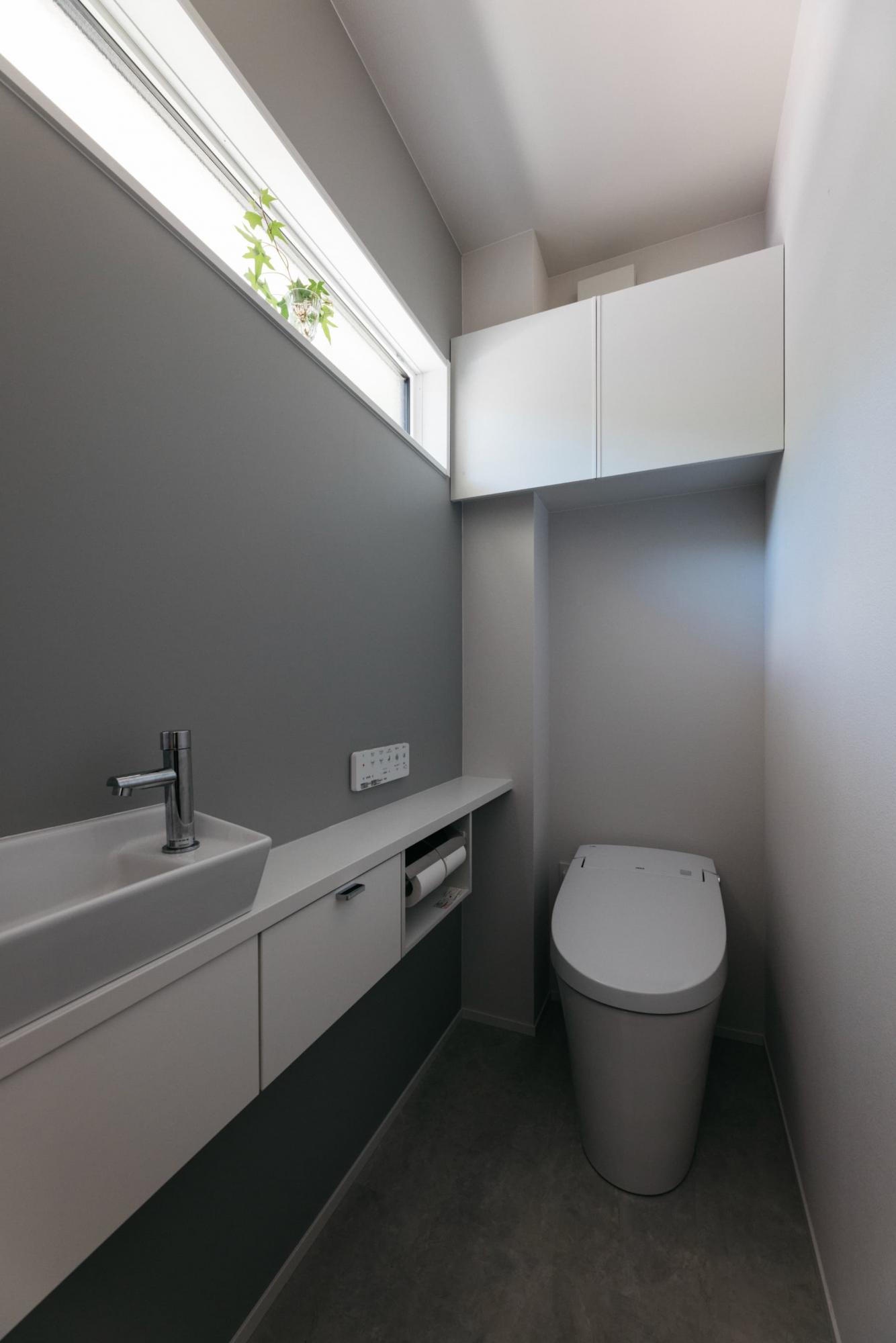 「自然光と調和するモダンヴィラ」のお風呂・洗面所・トイレ