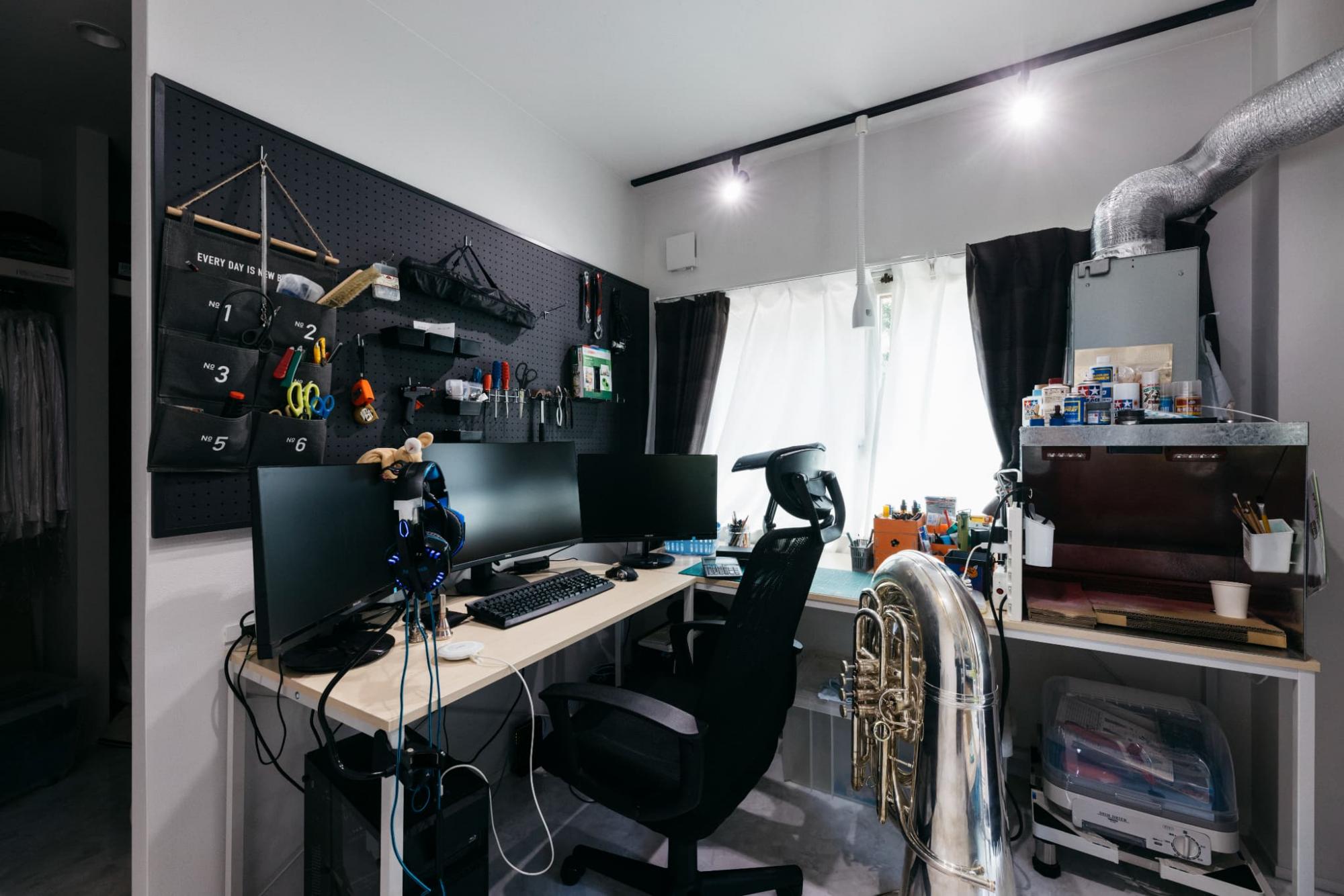 好きなものとこだわりの道具に囲まれて、集中して作業できる趣味部屋。