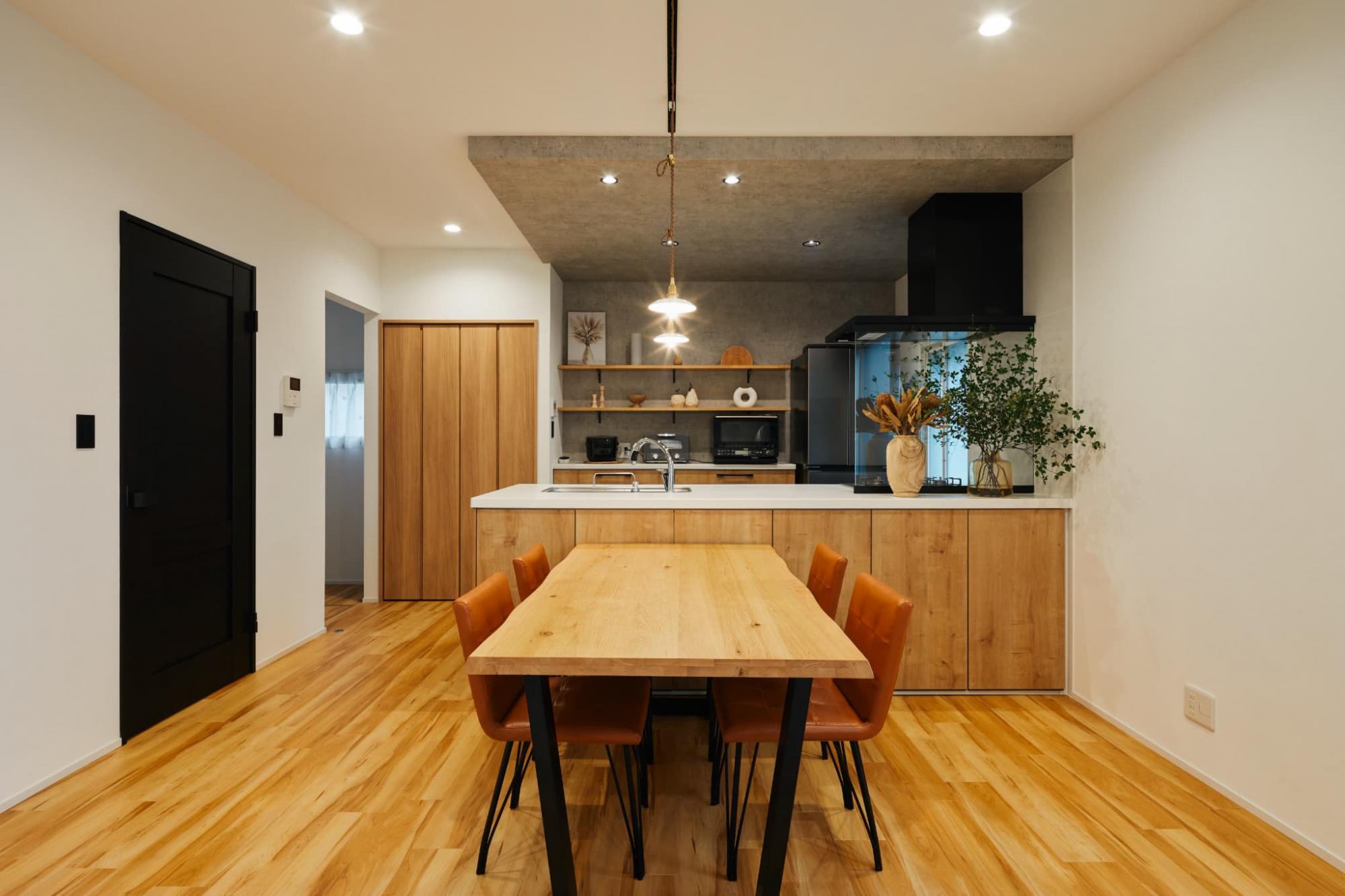 キッチンを対面型のフラットタイプに変更することで、視界が広がり開放感が生まれます。