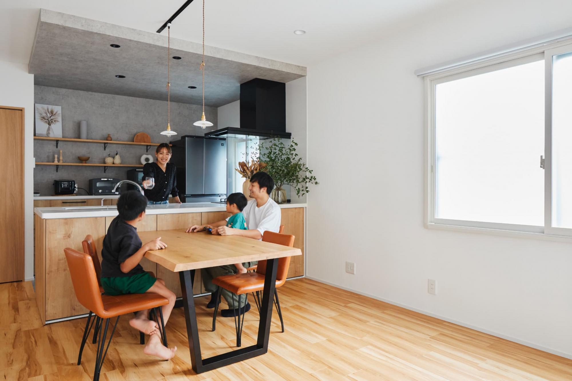 キッチン天井は、間延びして見えないように下がり天井に。