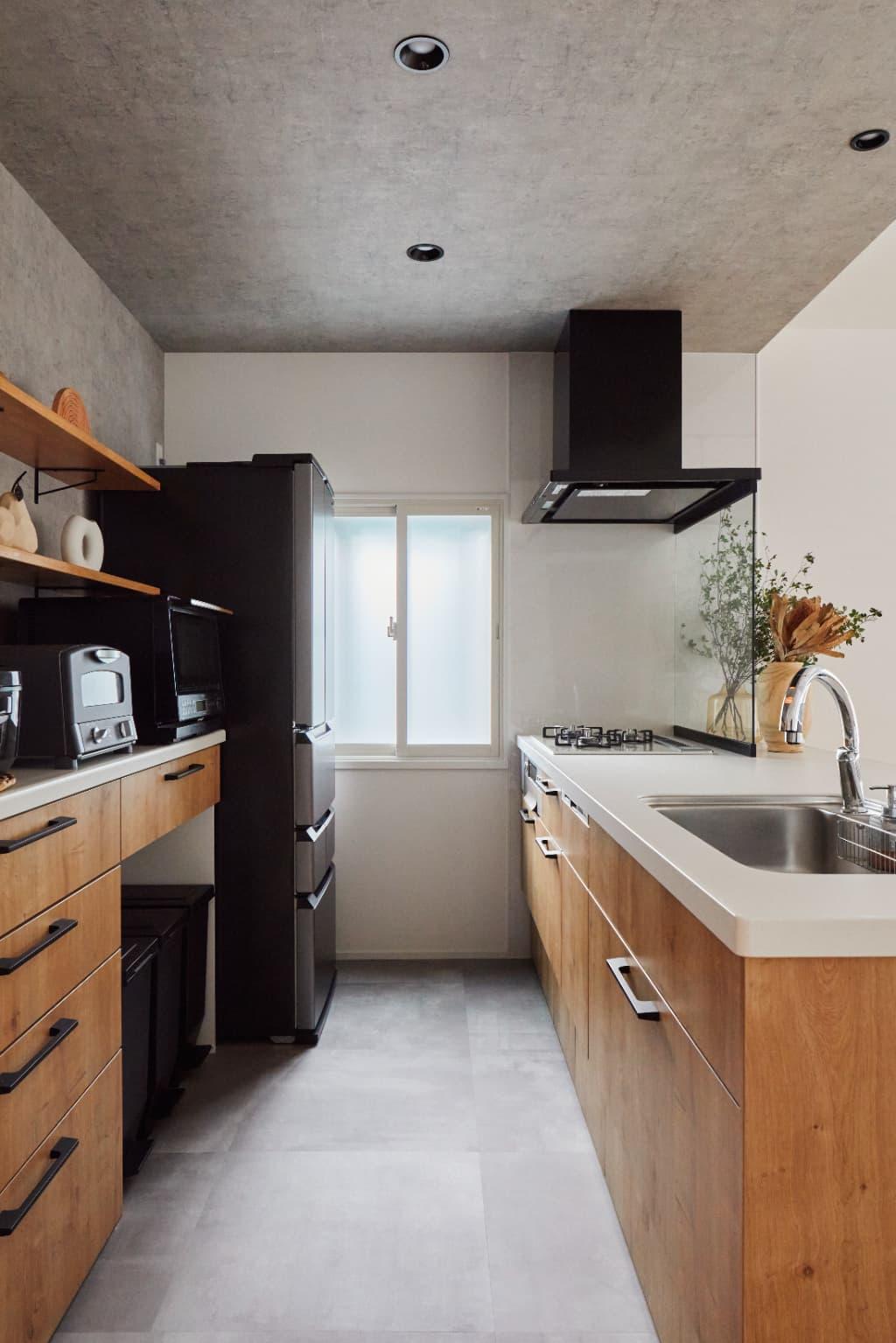 飾り棚の裏には、実は勝手口が存在。勝手口を塞ぐことで室内のスペースが広くなり、間取りの自由度もUPしました。