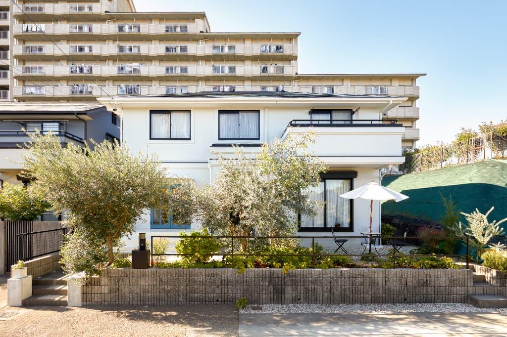 既存のフェンスやカーポートを撤去し、お客様が入りやすい拓けた景観へ。