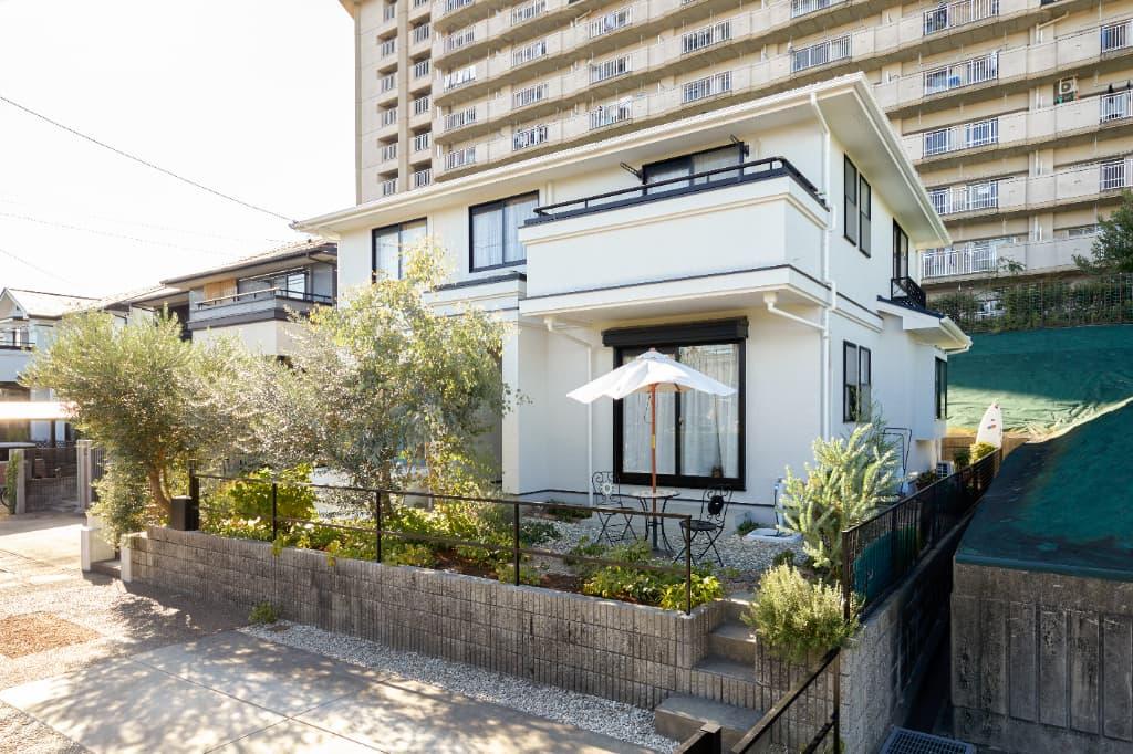 防犯面も考慮し、新しくスッキリとした黒のアルミフェンスへと計画し直しています。