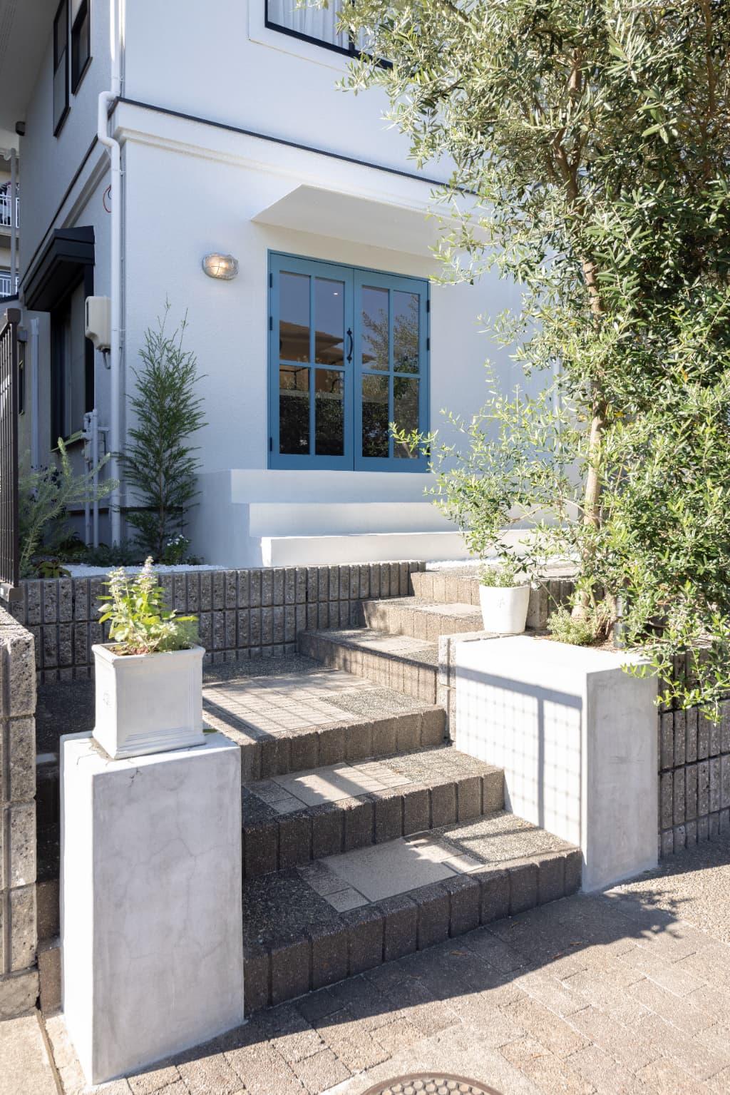 和室にあった掃き出し窓を店舗の入口とし、外観の看板となる扉は水色の塗装を施したオリジナルのフロントサッシで仕上げました。