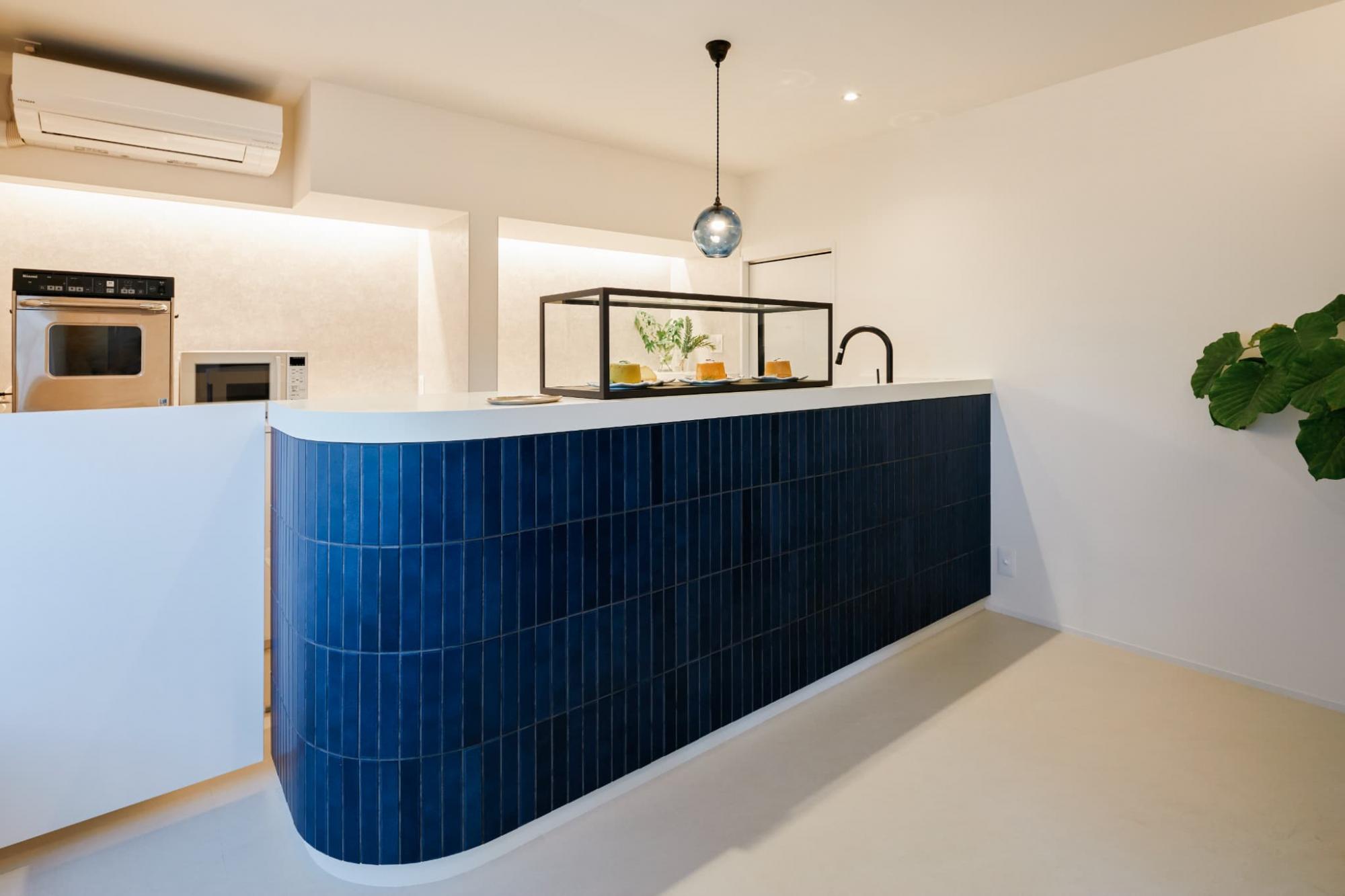 背面に仕込んだ間接照明の穏やかな光が、より洗練された空間を演出してくれます。