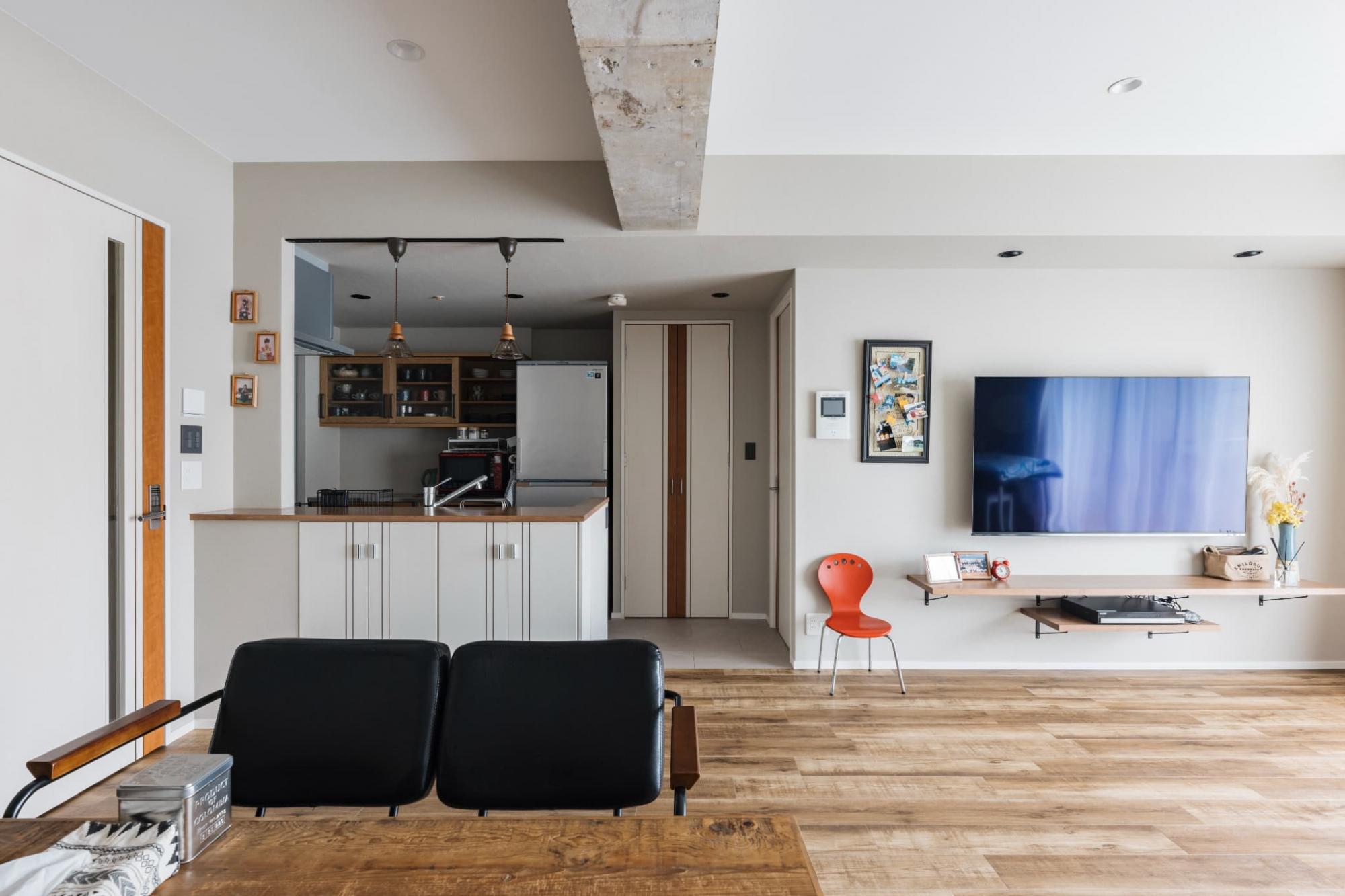 ベースの壁紙の色味をホワイト系からベージュ系に変更し、LDKの雰囲気がガラリと変わりました。