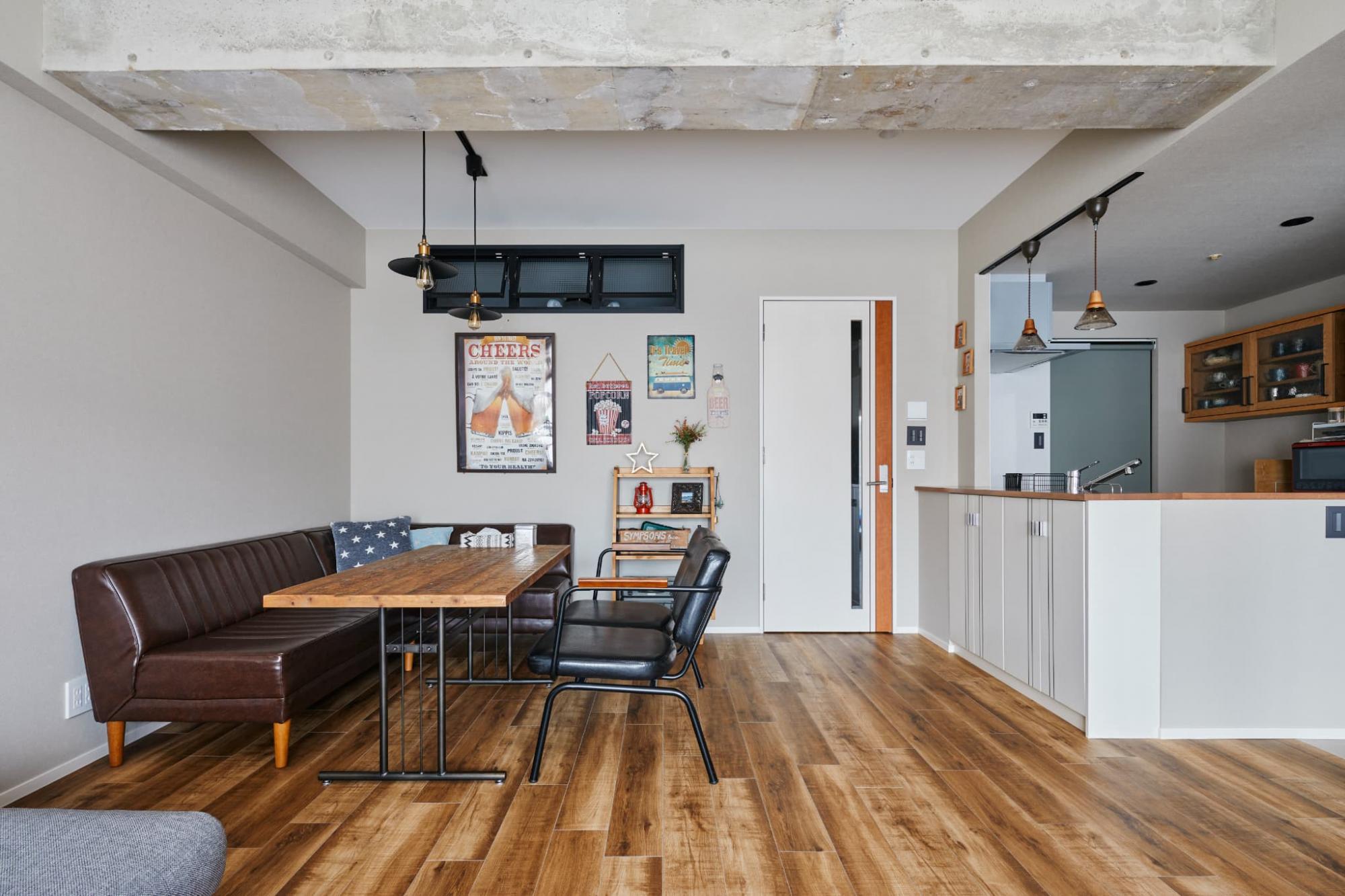 梁だけをコンクリート現しにして、空間にアクセントを。