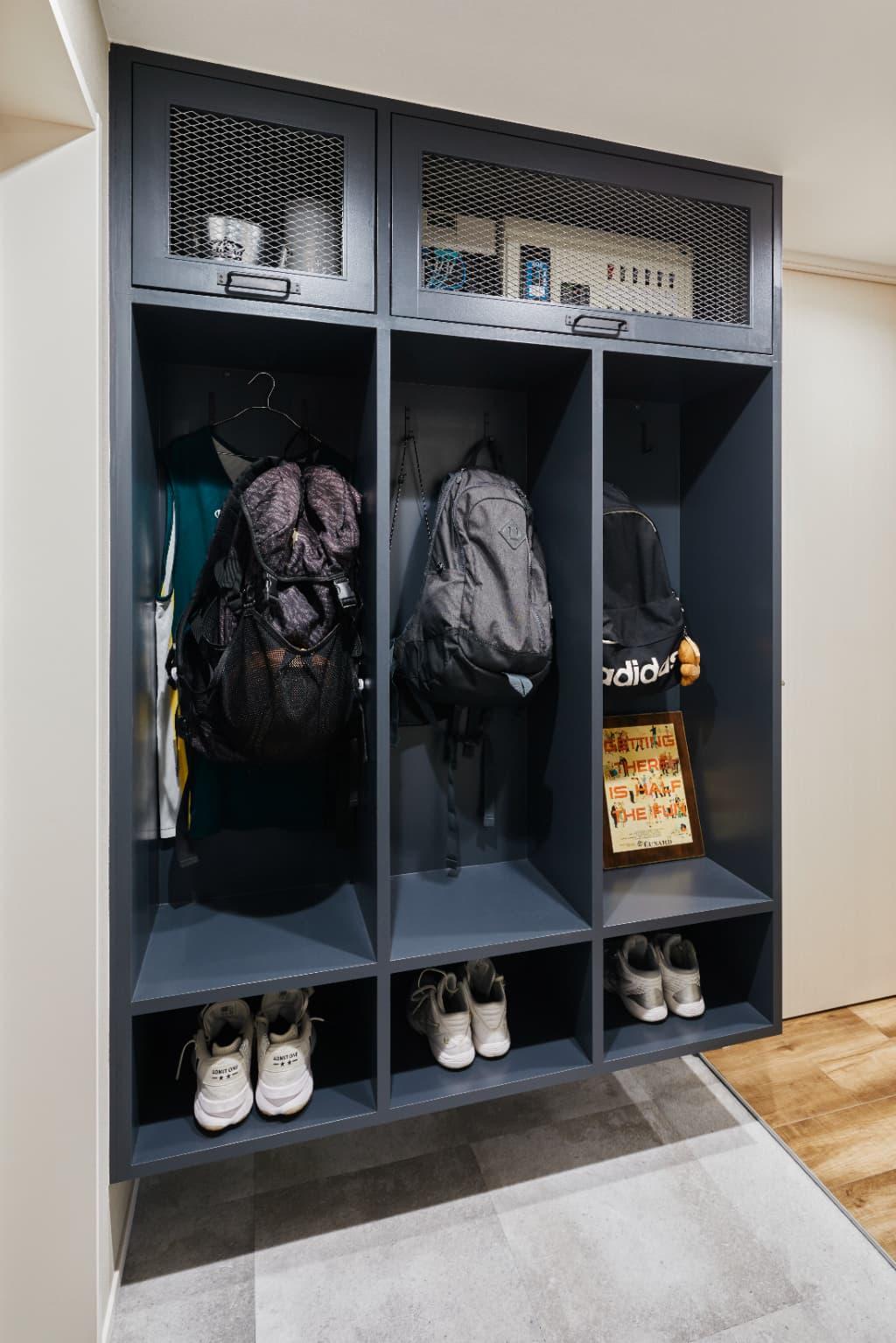 家族それぞれの鞄やシューズを手軽に片づけられる、ロッカー風玄関収納。