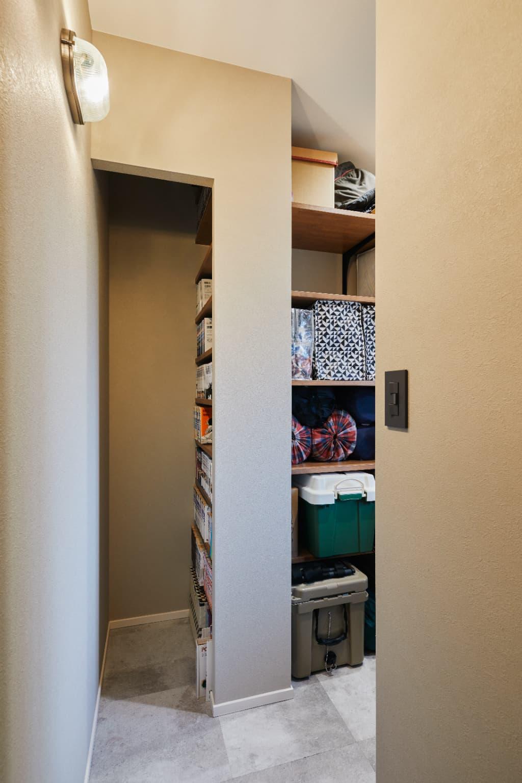 漫画を集めることが趣味の施主様のために置いた奥行きが深い本棚は、省スペースながらも抜群の収納力。