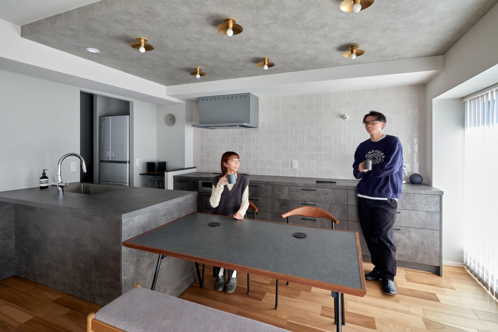 キッチンとダイニングを横並びに置けるように、Ⅱ型のべトングレーキッチンを選定。