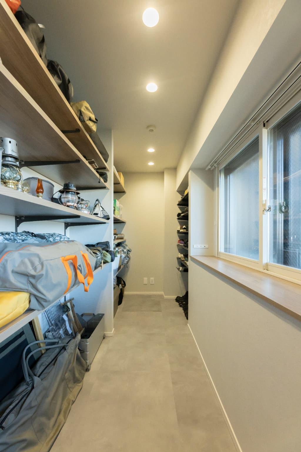 ご夫婦共通の趣味であるアウトドアグッズをまとめて置ける土間収納。見えにくい位置に靴棚をつくることで、生活感を隠してくれます。