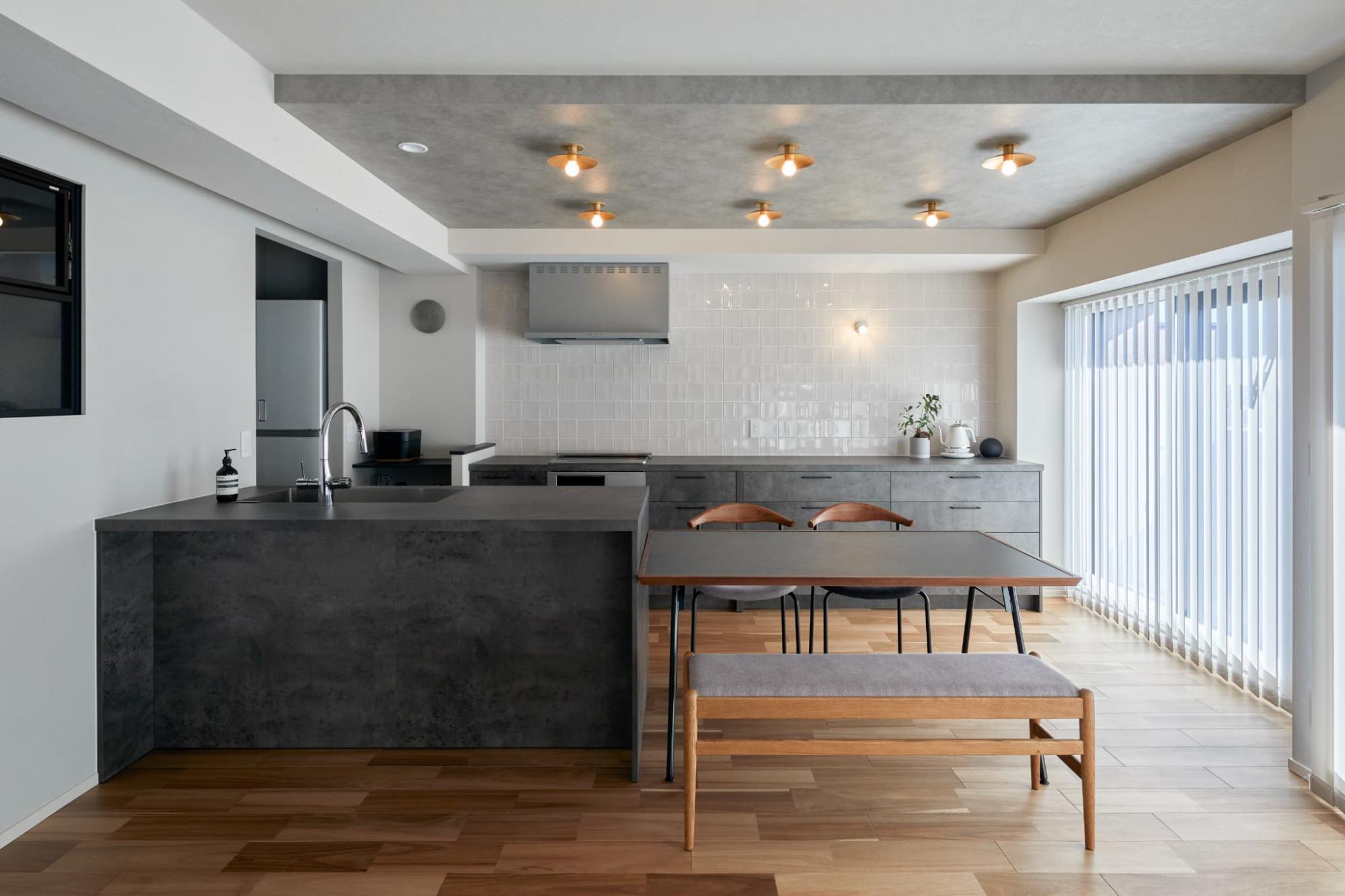 モルタルやアイアンの無機質感と、木や植物の有機質感がバランスよくマッチした空間。