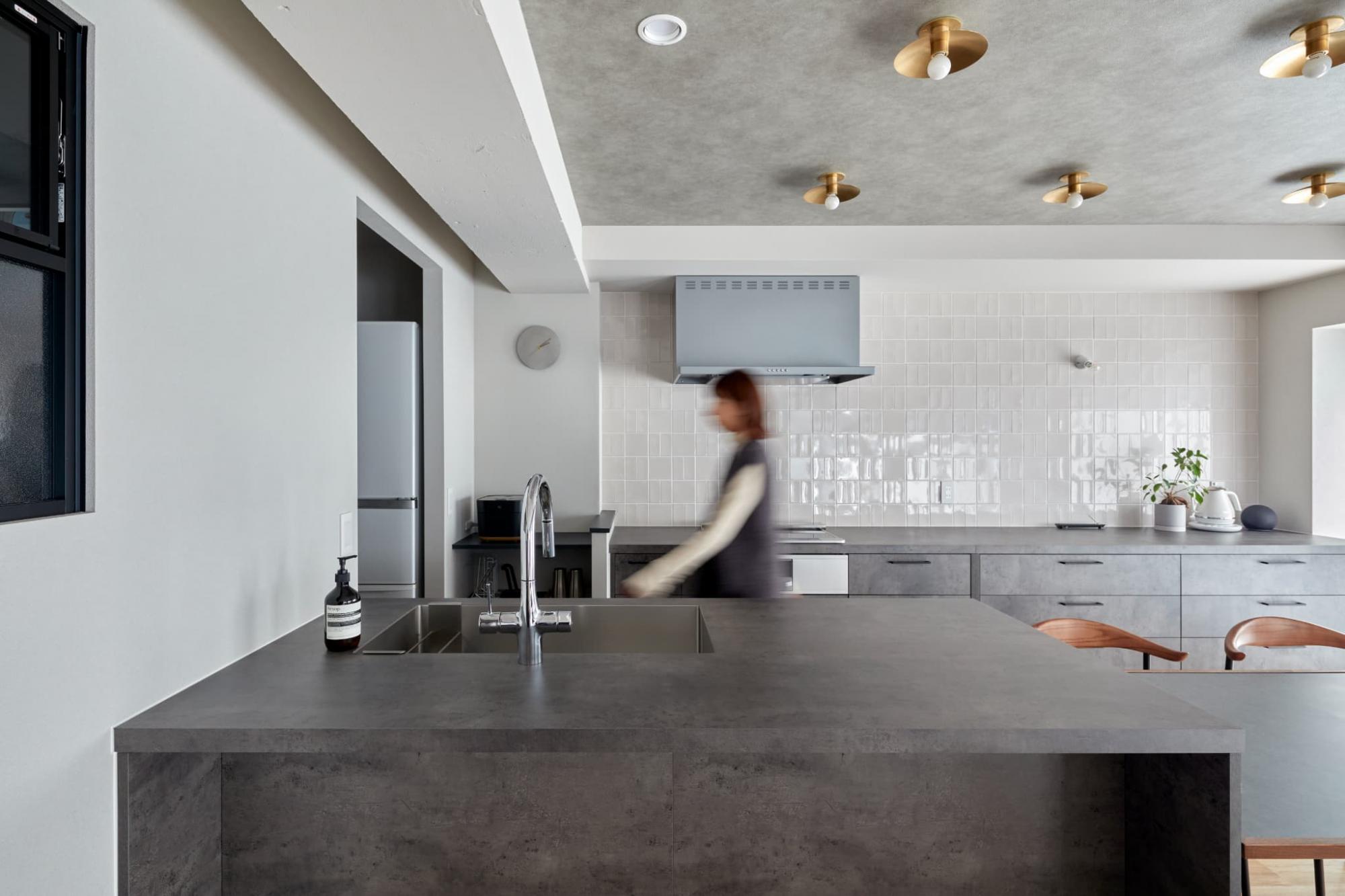 冷蔵庫があるパントリーには、キッチンと書斎の両方向から行き来できる生活しやすい動線を計画。