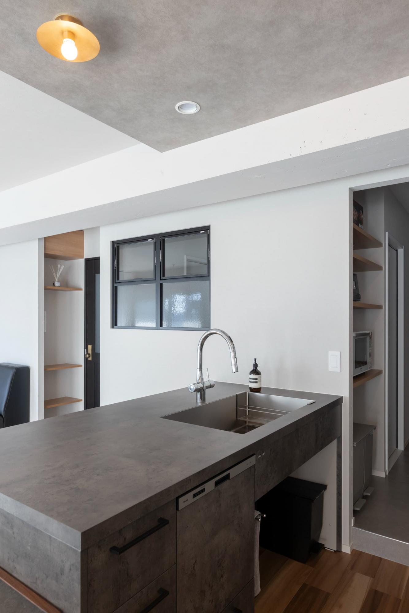 「ミニマムな空間に洗練さを～点在する素材たち～」のキッチン