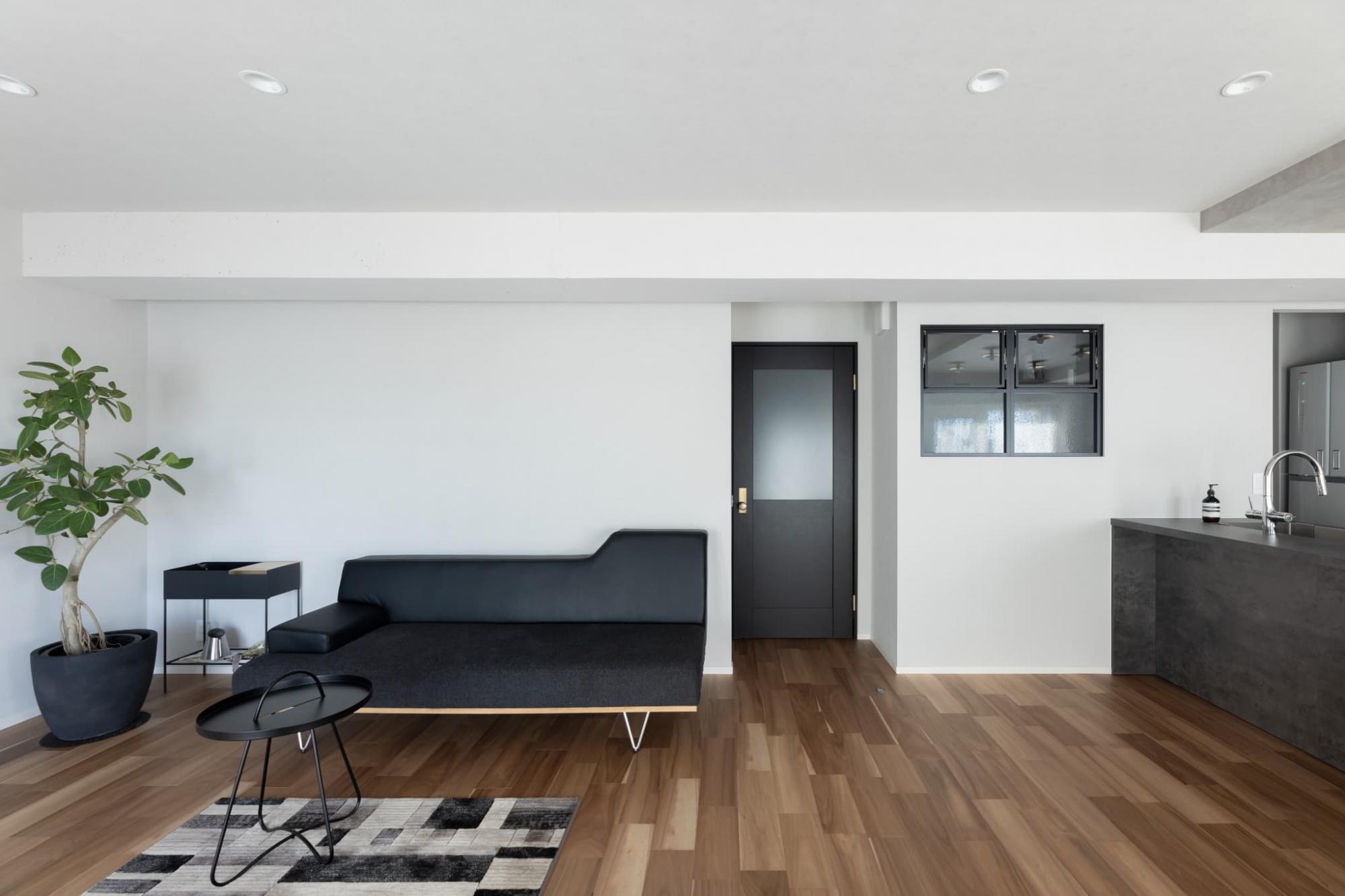 躯体現しにした梁は、全体のトーンに合わせて塗装仕上げにしています。