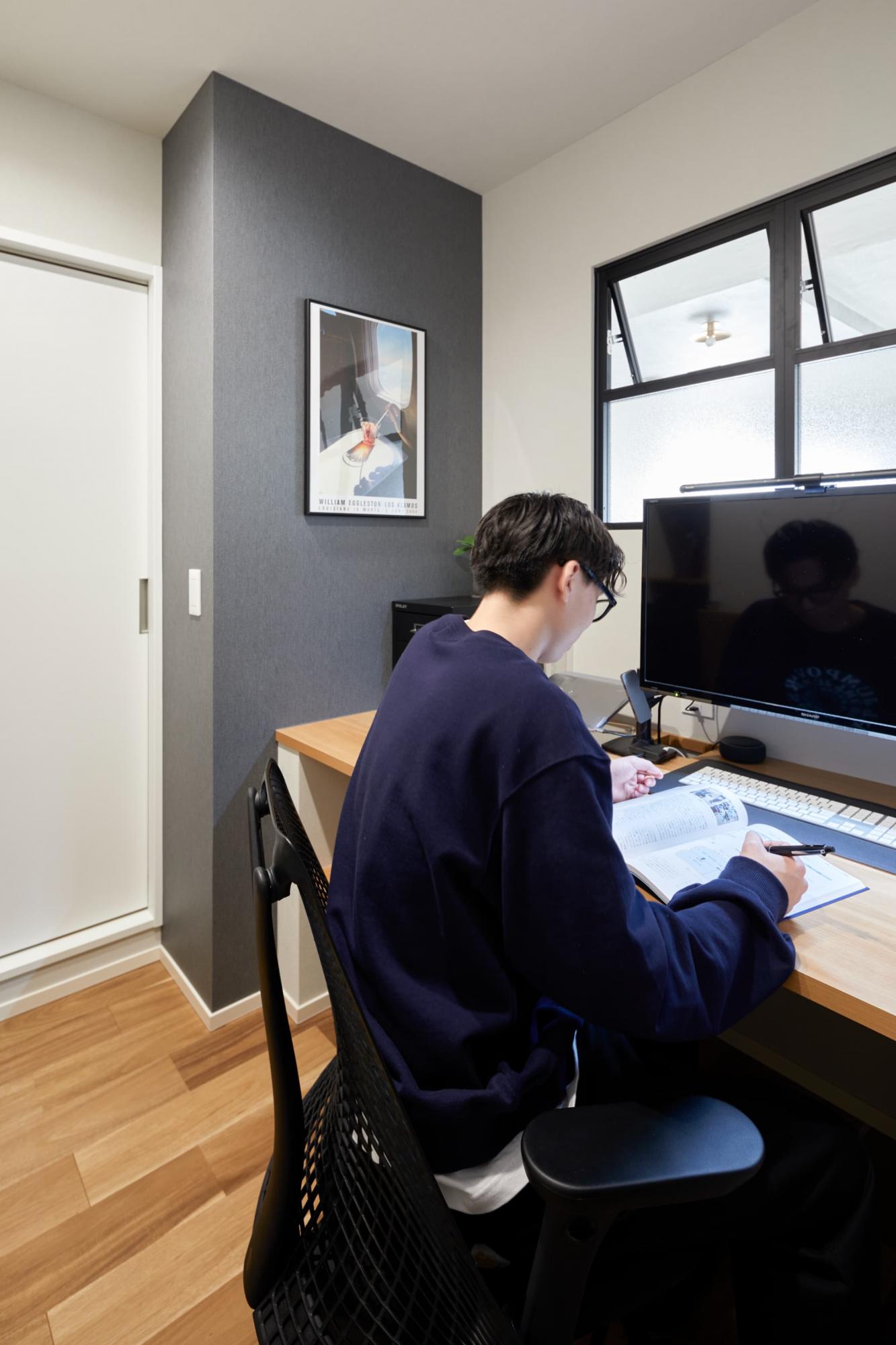 書斎にLDKの空気を取り込めるように、室内窓とエアパスファンを設置。