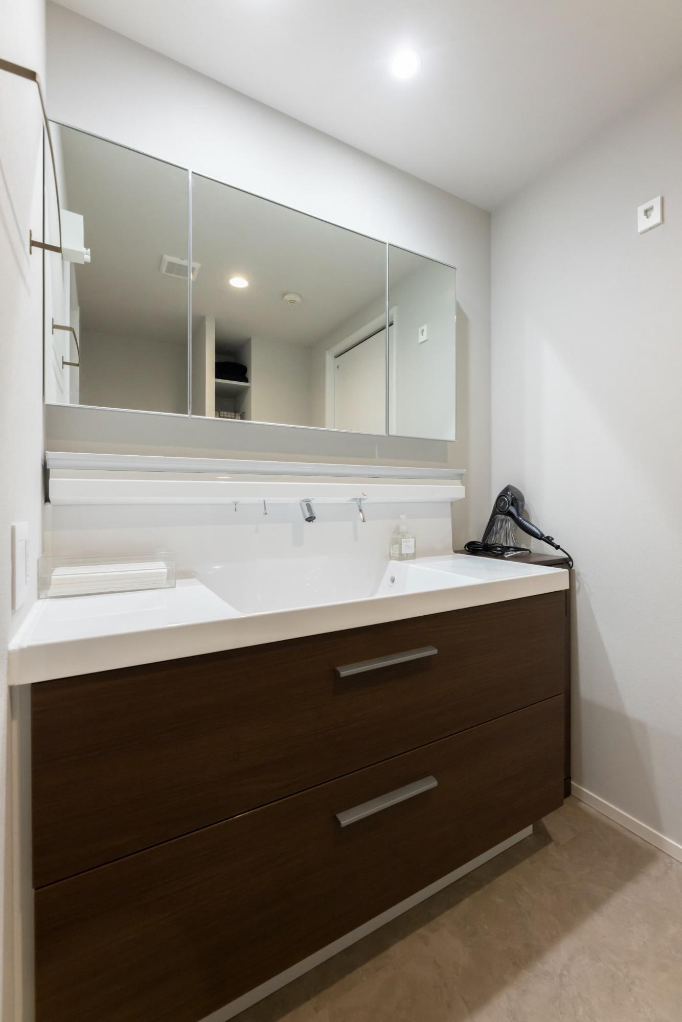 「ミニマムな空間に洗練さを～点在する素材たち～」のお風呂・洗面所・トイレ