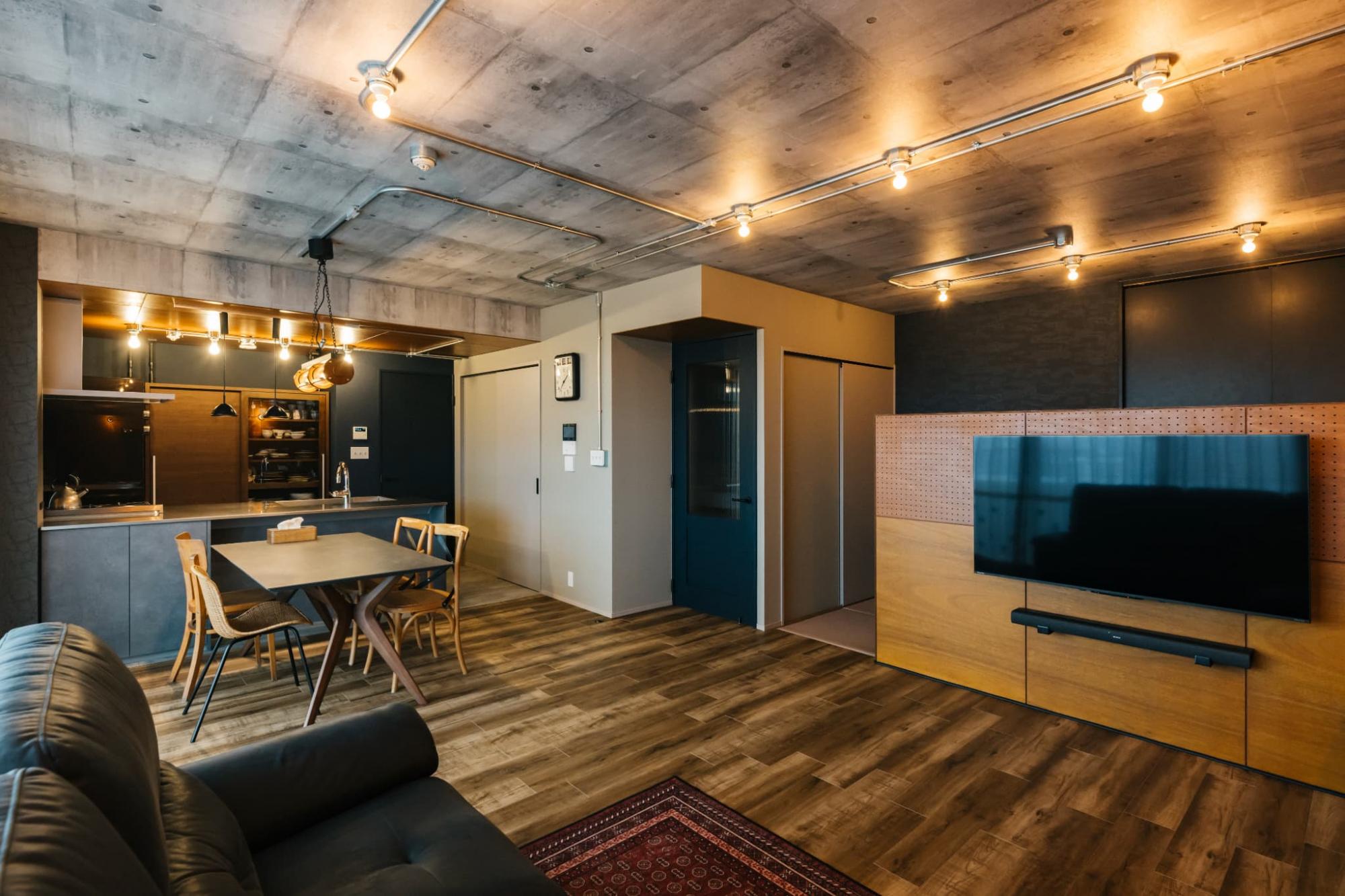 和室の一部をLDKに取り込み、目線の高さの壁で緩く間仕切りしました。