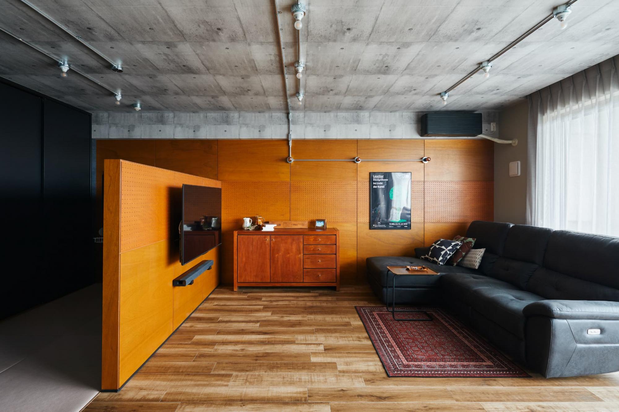 壁や天井などの空間の印象を決める部分は、ラワン合板をメインに採用。