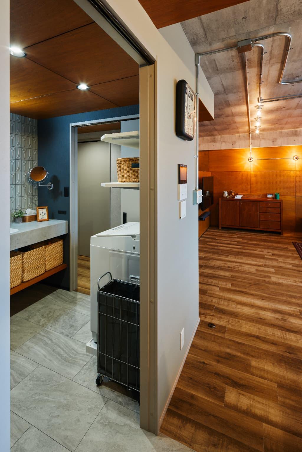 LDKと廊下の2方向から洗面室へと出入りできる間取りはそのまま利用。