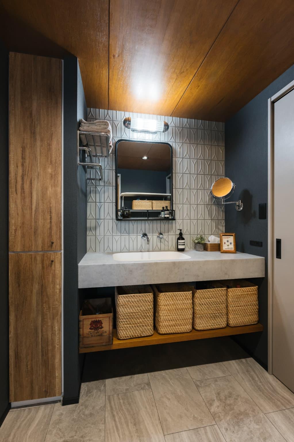 リビングの雰囲気を取り込み、天井はラワン合板で仕上げ、壁は濃淡のある白色のタイルを施工。