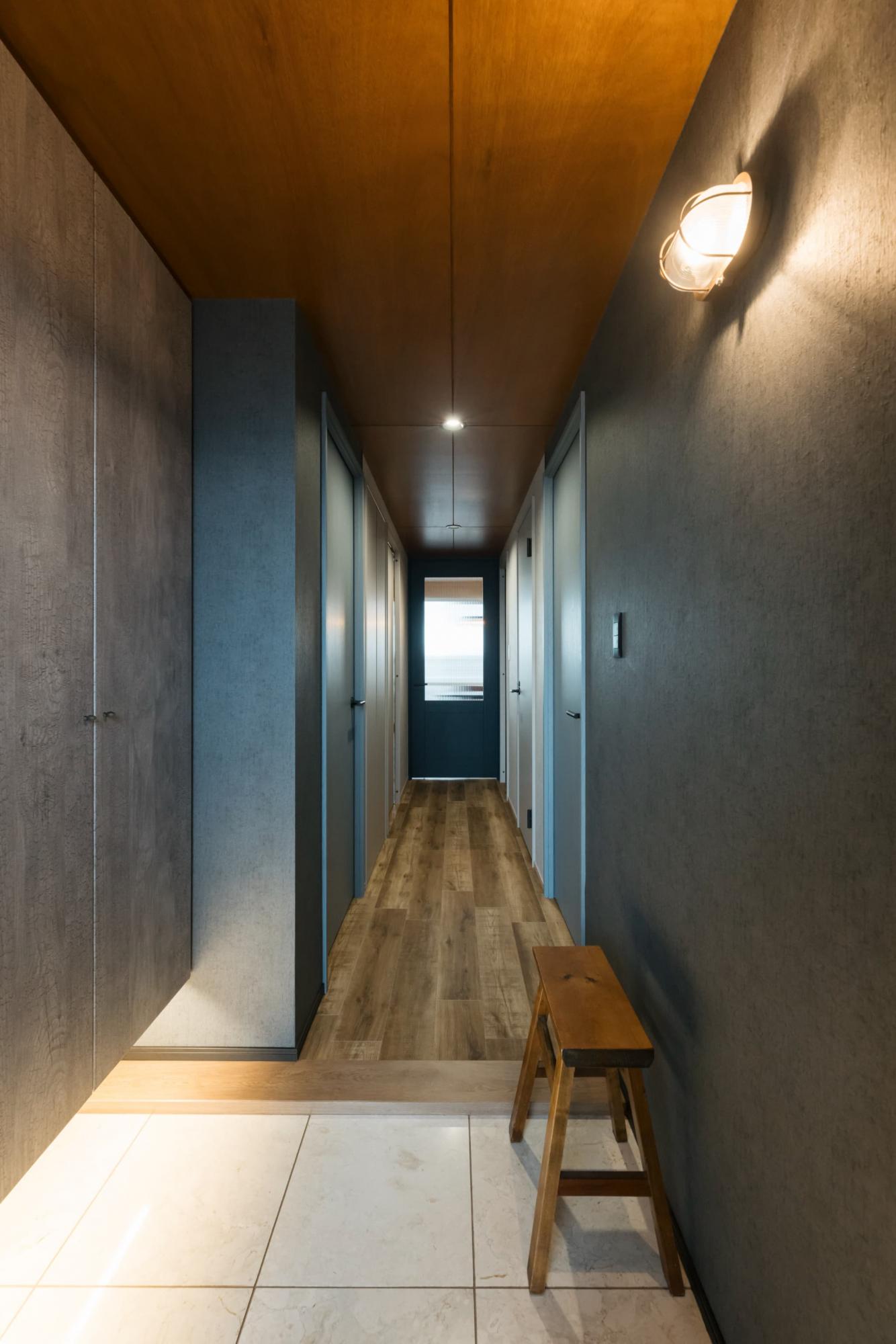 玄関からリビングへと一直線に続く廊下。ラワンを天井にも張り、まるでリビングへと誘われているかのようなデザインです。