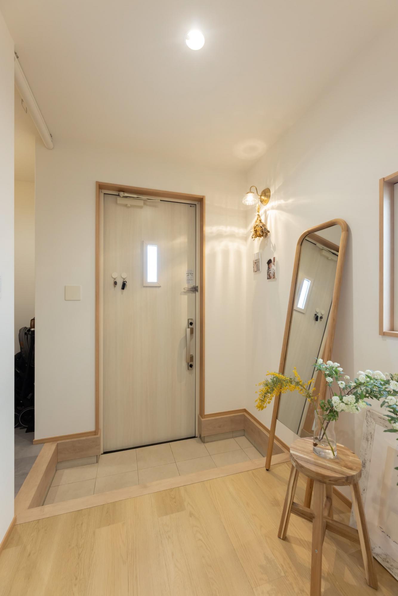 「シンプルな中にも遊び心のある 築浅戸建リノベーション」の玄関・土間