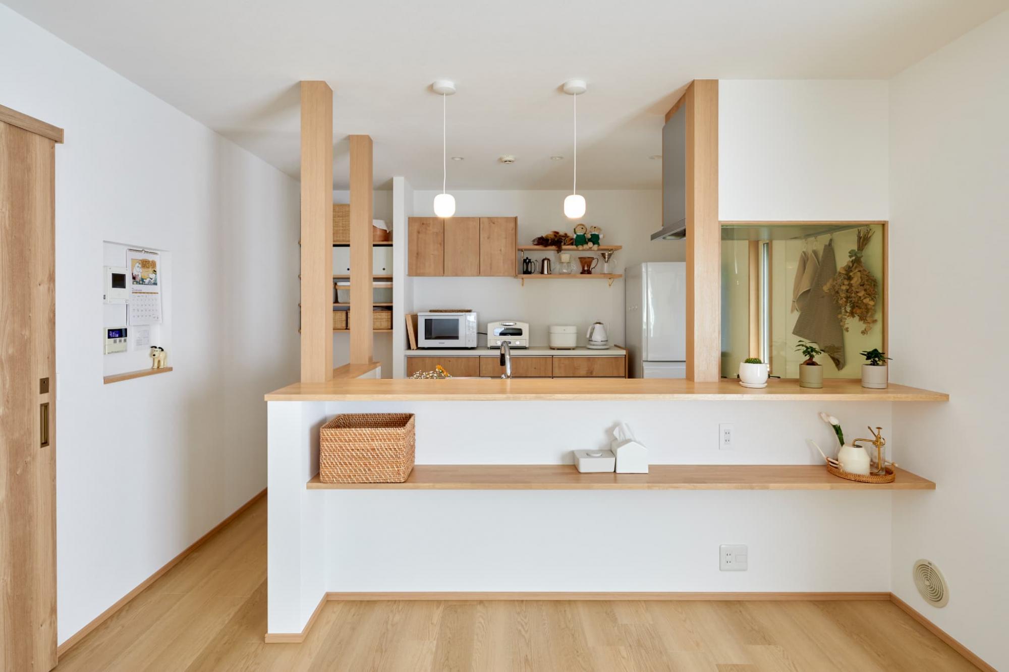 既存の柱3本は、空間に調和するようにメラミン張りで仕上げて現しにしました。