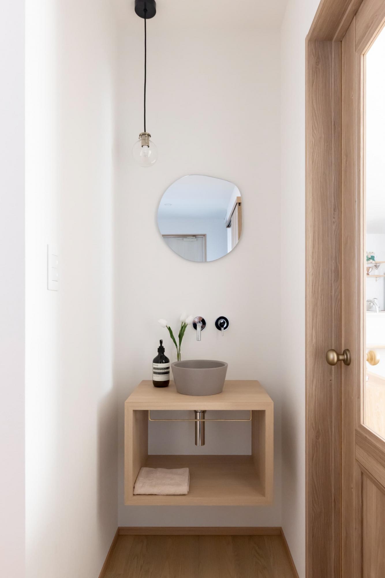 トイレの位置を玄関横へ移設し、手洗い場を廊下に配置。トイレと玄関の手洗いを兼用できるだけでなく、来客用としても活躍します。